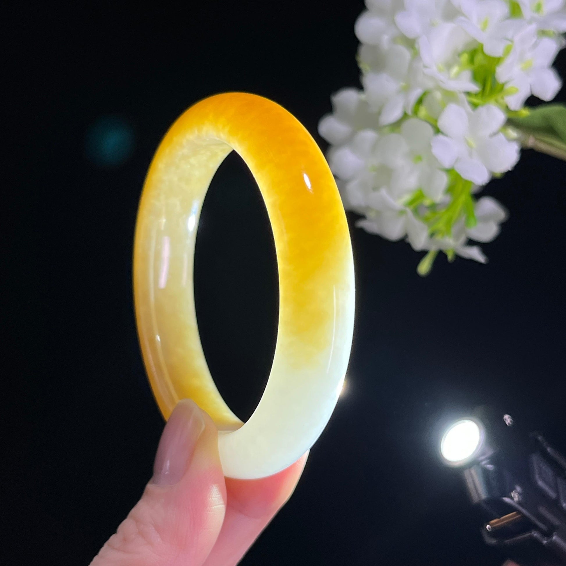 新疆天然和田玉“暖玉衔白”且末糖白手镯（53）（yc296571）