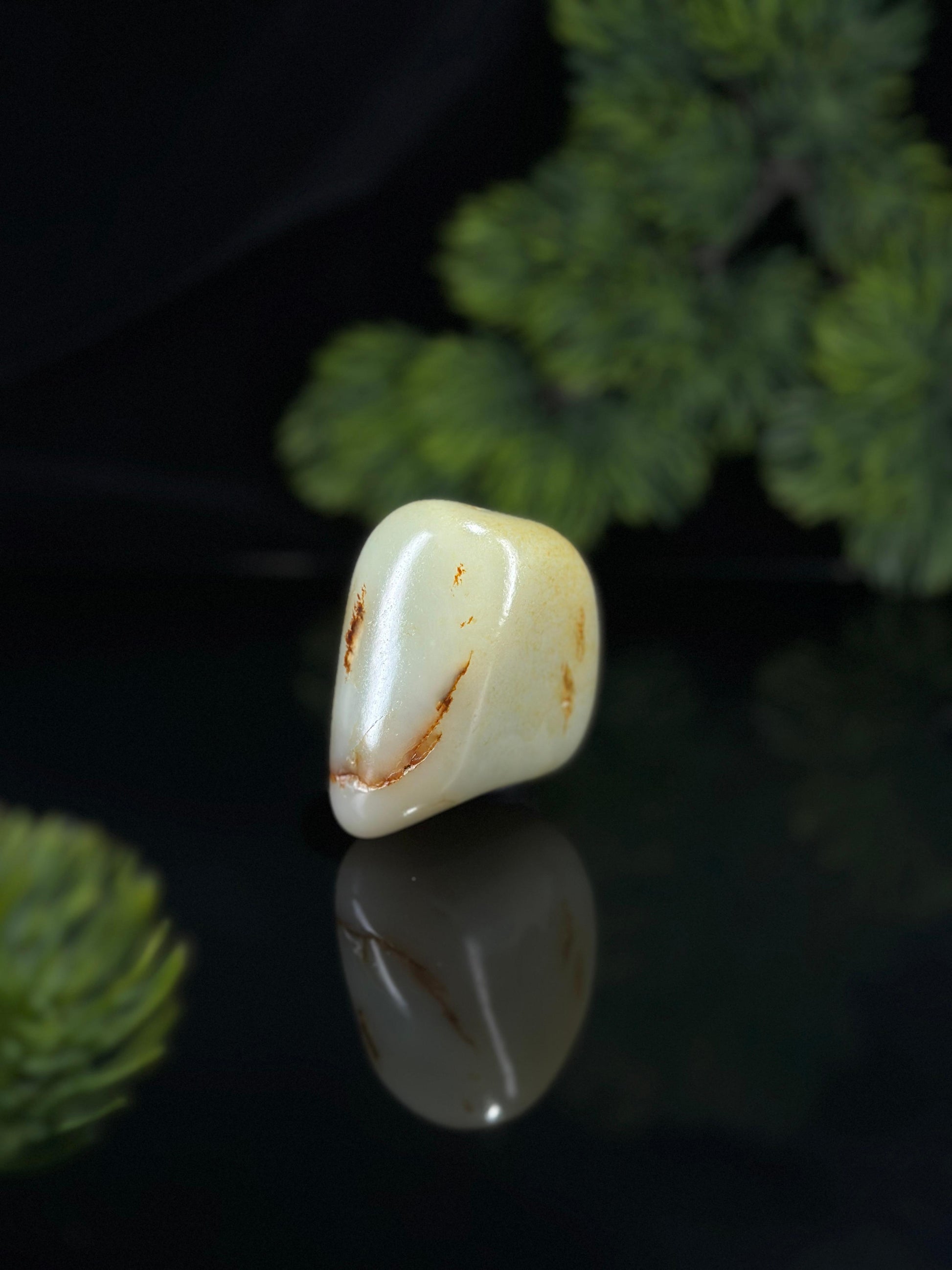 新疆和田玉白玉意境聚红皮臻品籽料手把件（yc504561）