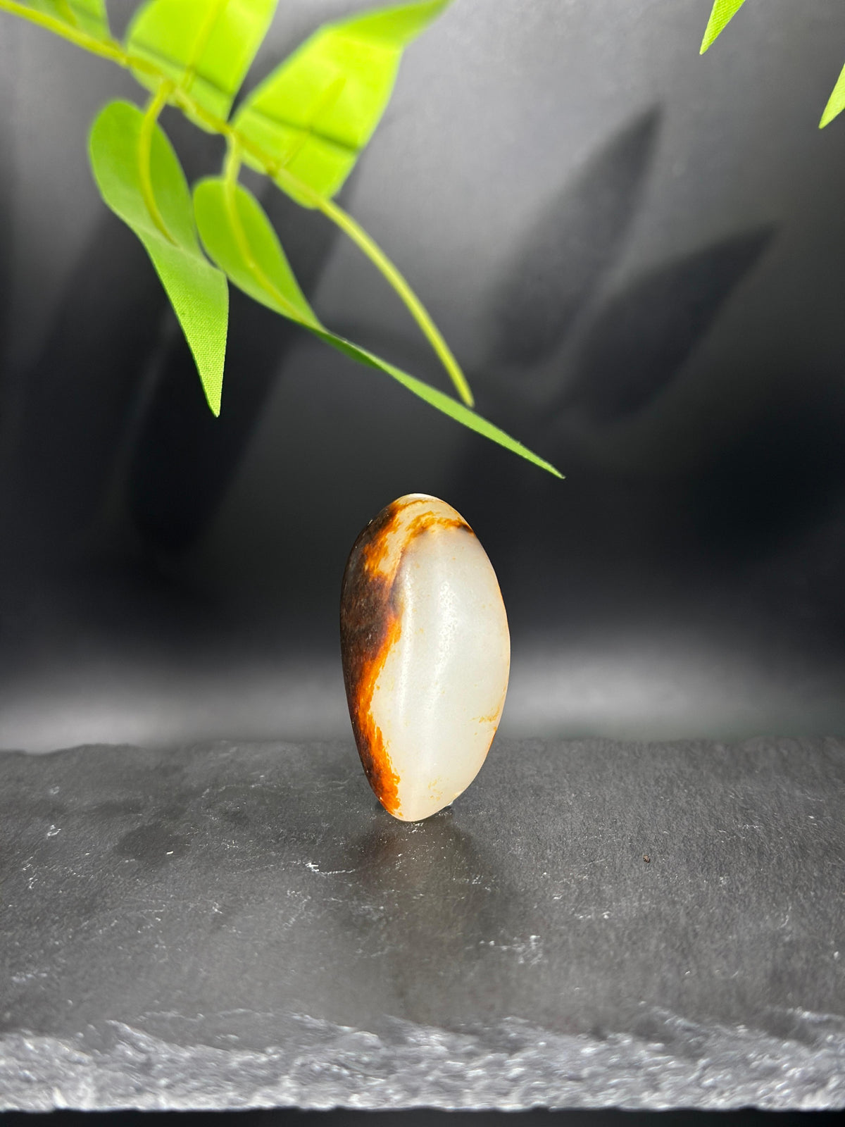 和田玉「玄袍白玉」脂白籽料黑红聚皮独籽把件（yc783207）