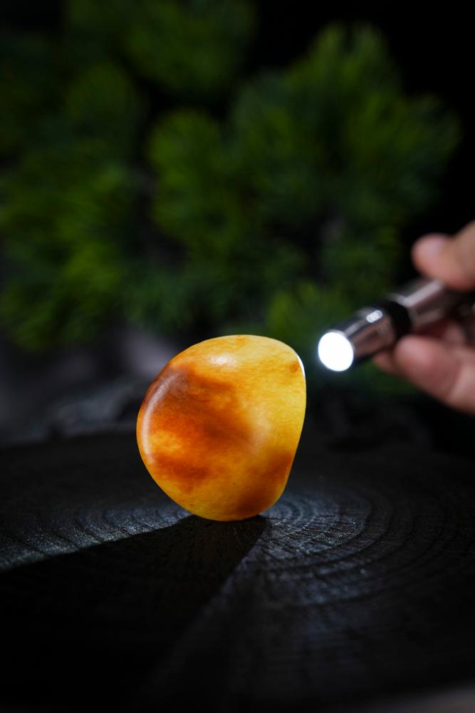 新疆和田玉一级白红沁油皮籽料原石挂件（yc228445）