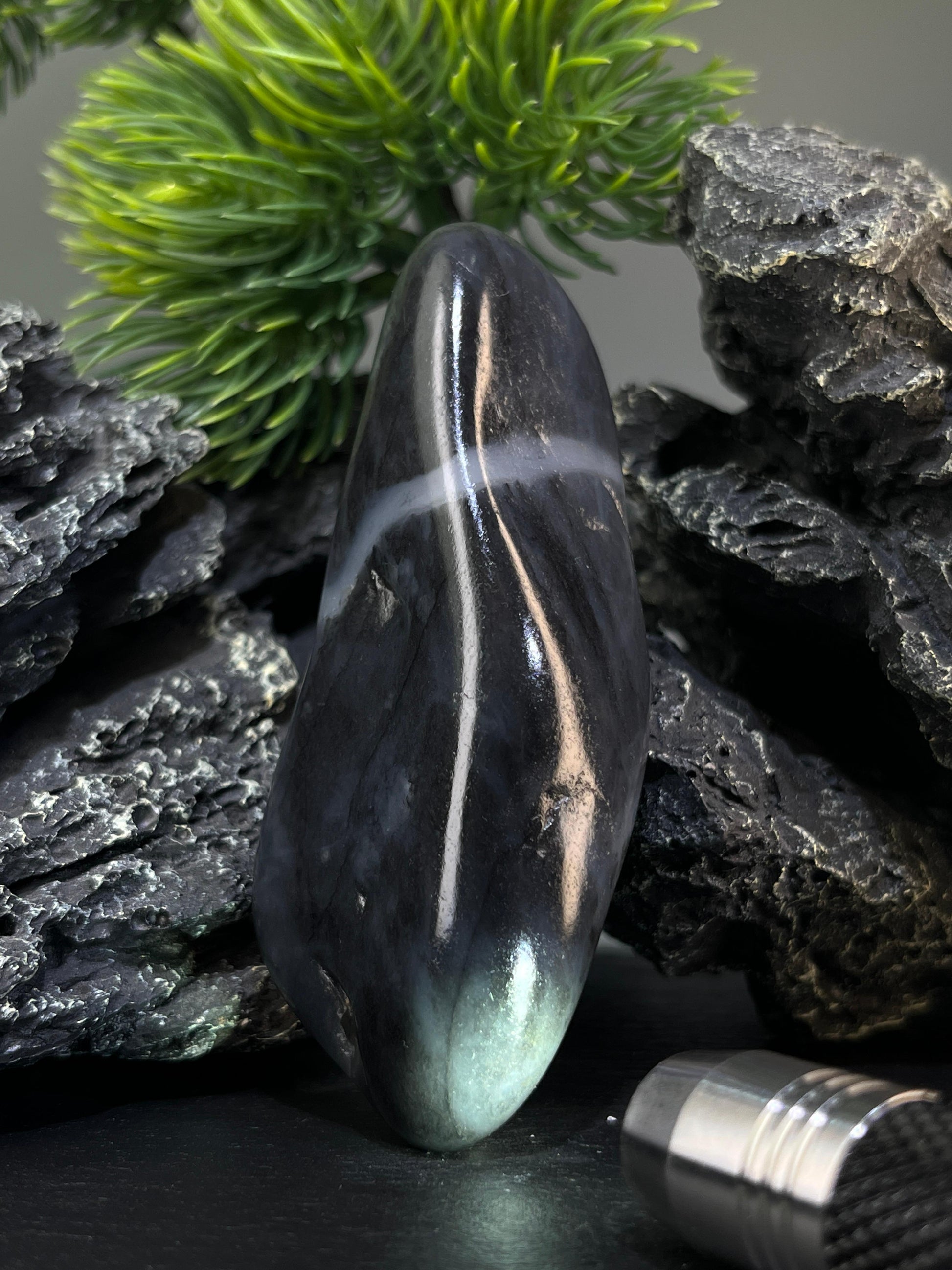 新疆和田玉水滴型青花籽料原石手把件（yc226850）