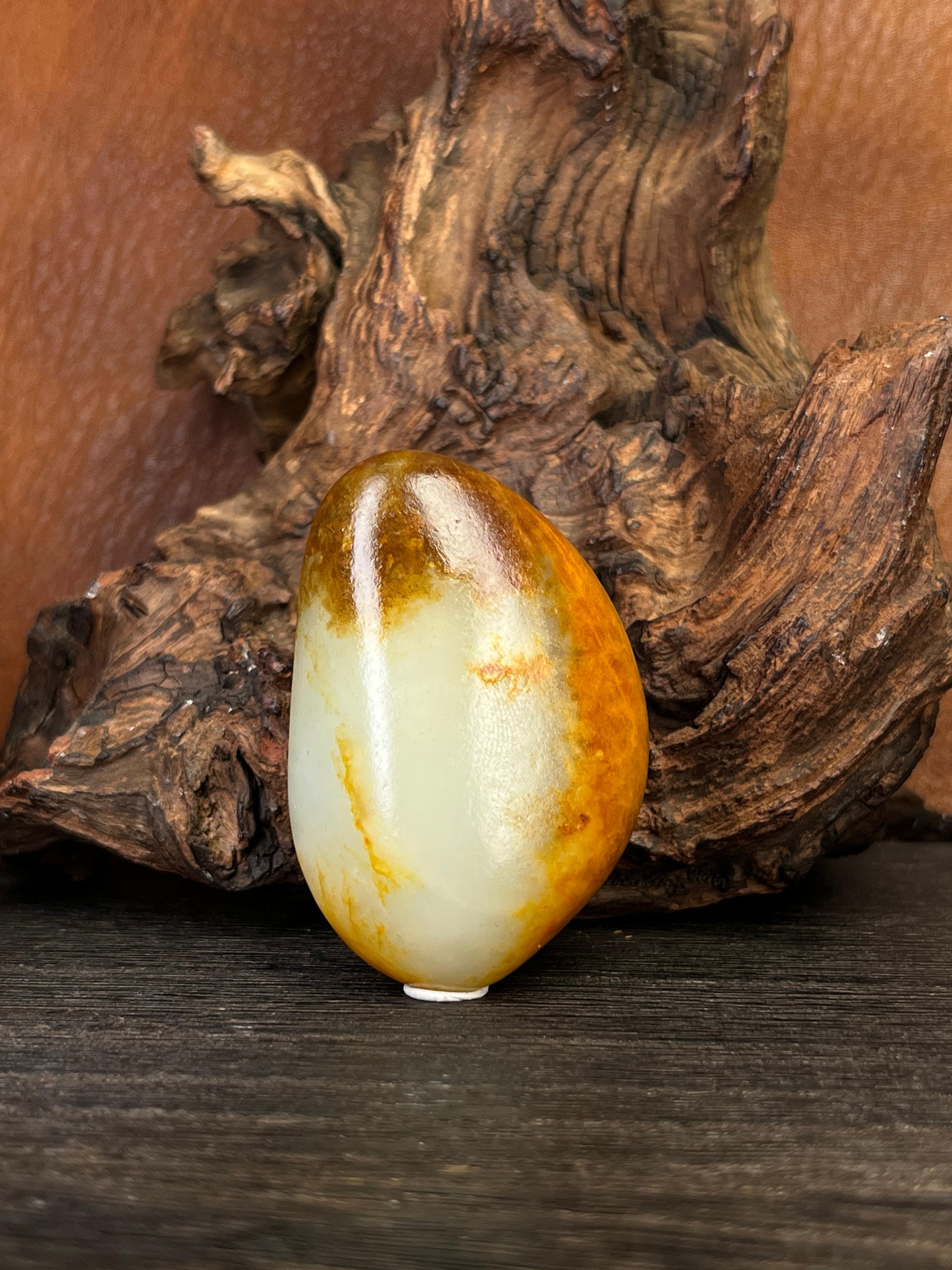 新疆和田玉多沁色皮籽料原石小手把（yc227472）