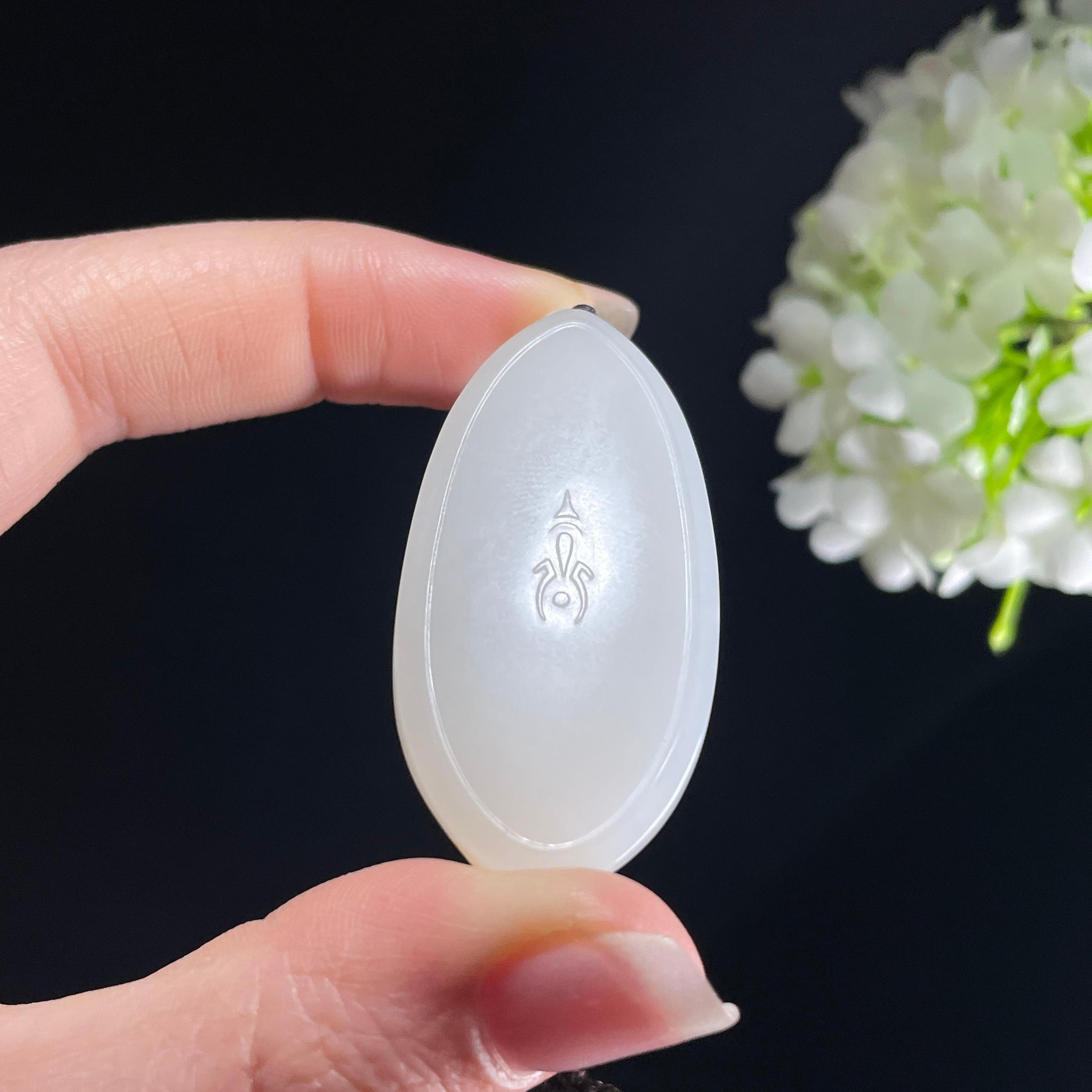 新疆天然和田玉“佛心印月”籽料特色雕刻挂件（yc389845）