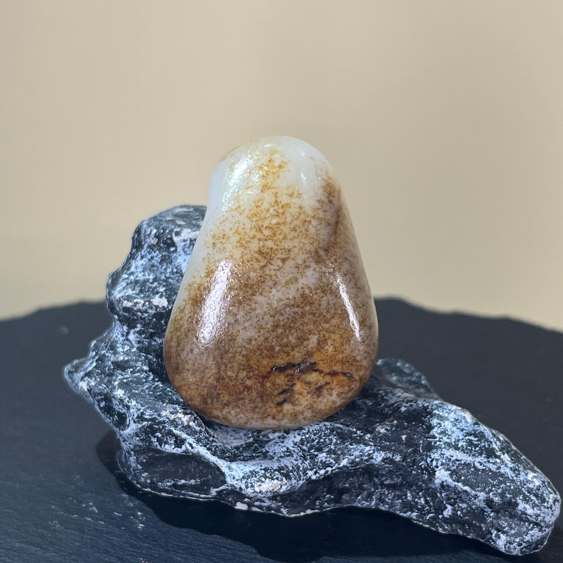 和田玉秋梨皮籽料原石（yc204407）