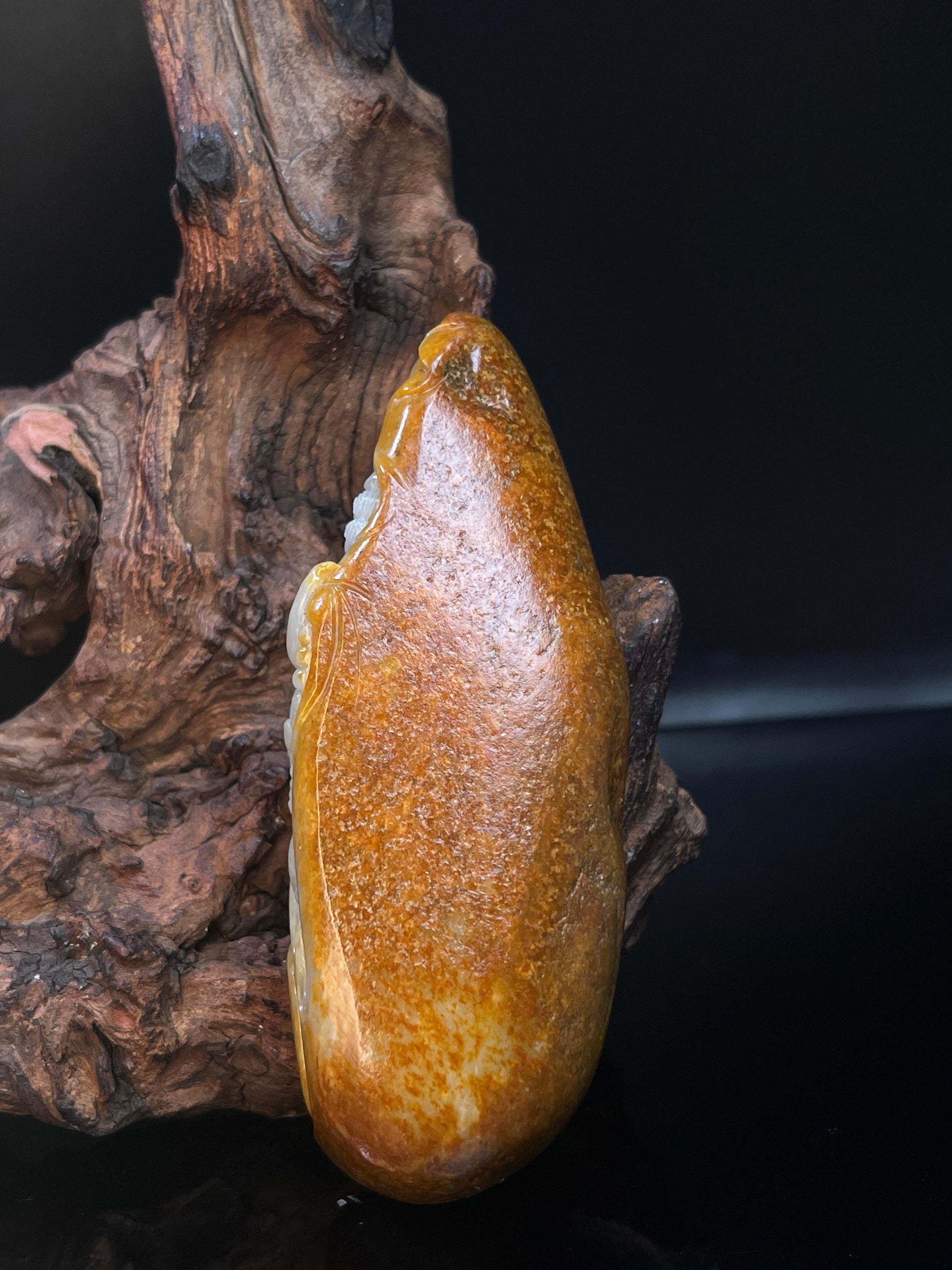 新疆和田玉籽料原石黄沁皮盘古雕刻手把件（yc236709）