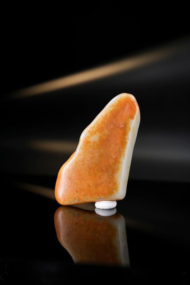 新疆和田玉聚红双面皮“一帆风顺”象形籽料原石（yc244635）