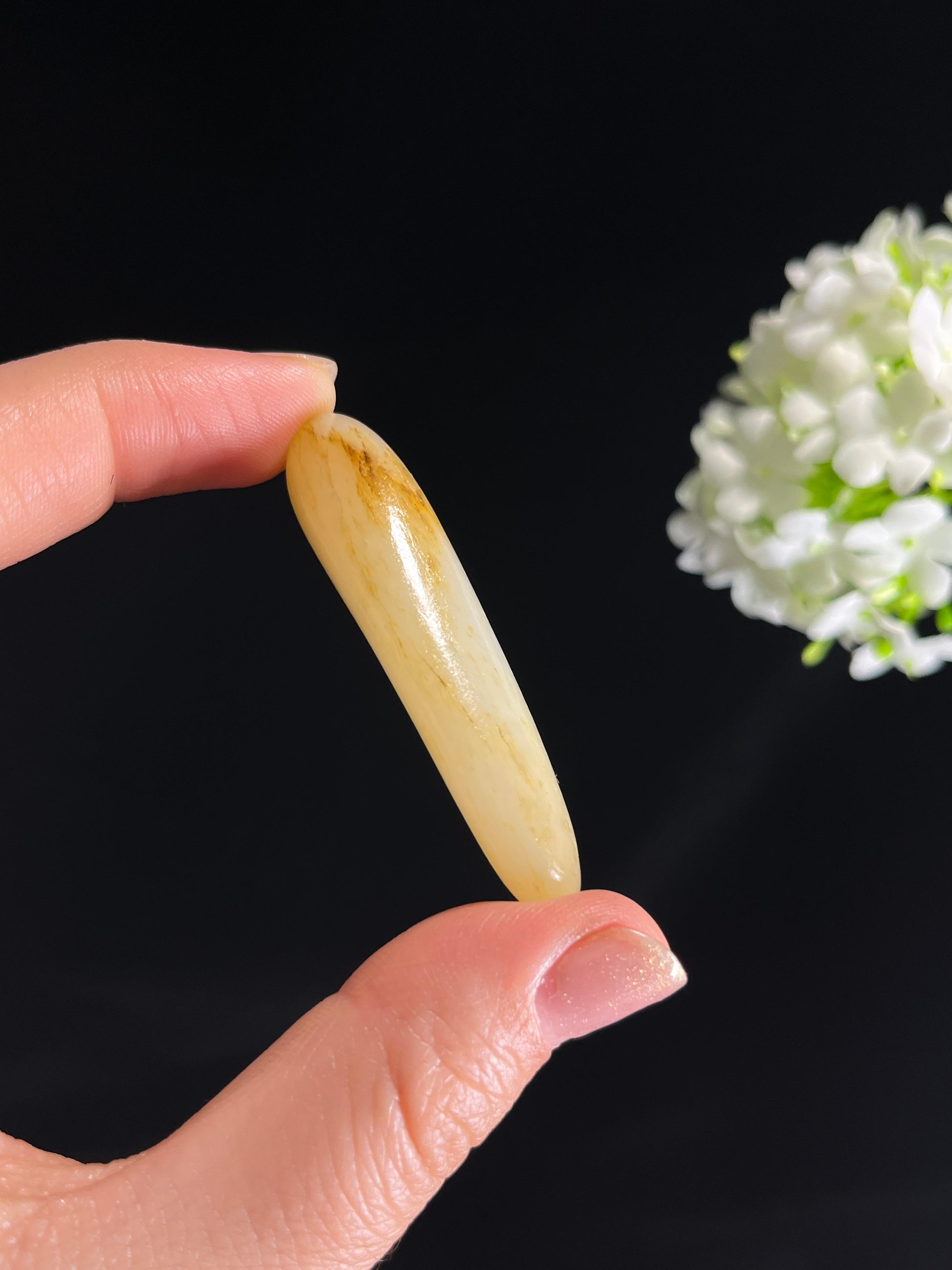 和田玉洒金皮白玉水滴型籽料原石（yc274686）