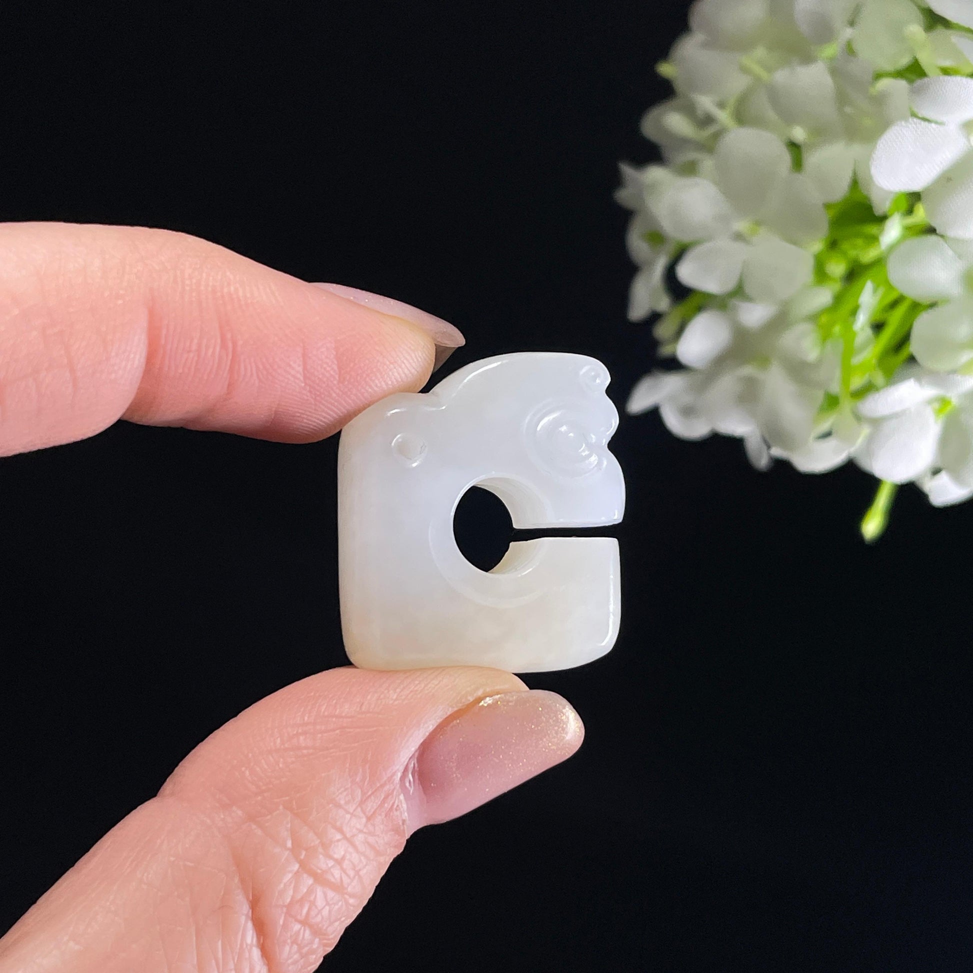 新疆天然和田玉糖白玉玉猪龙雕刻挂件（yc342069）