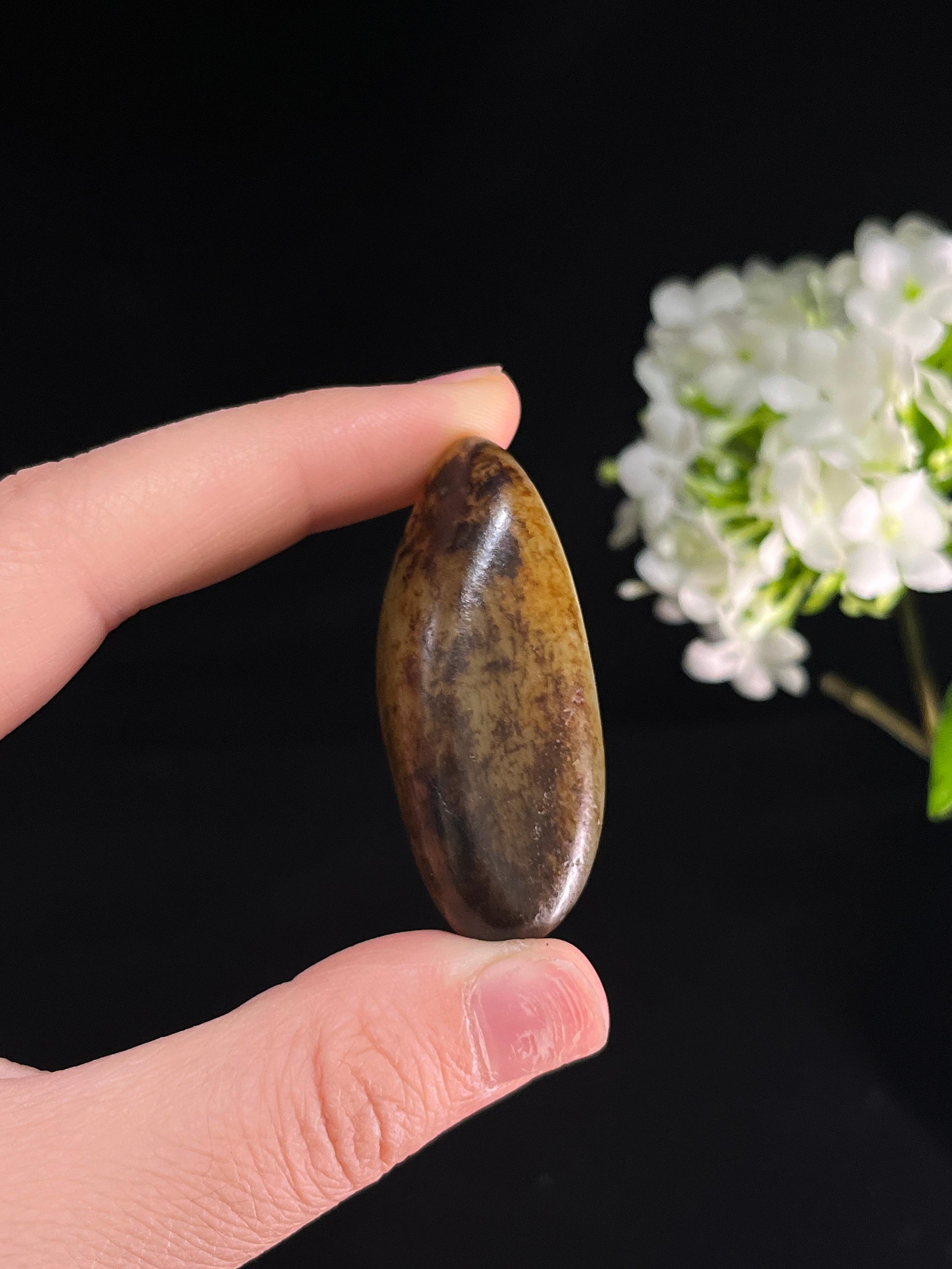 新疆和田玉秋梨皮聚黑皮籽料原石（yc251461）