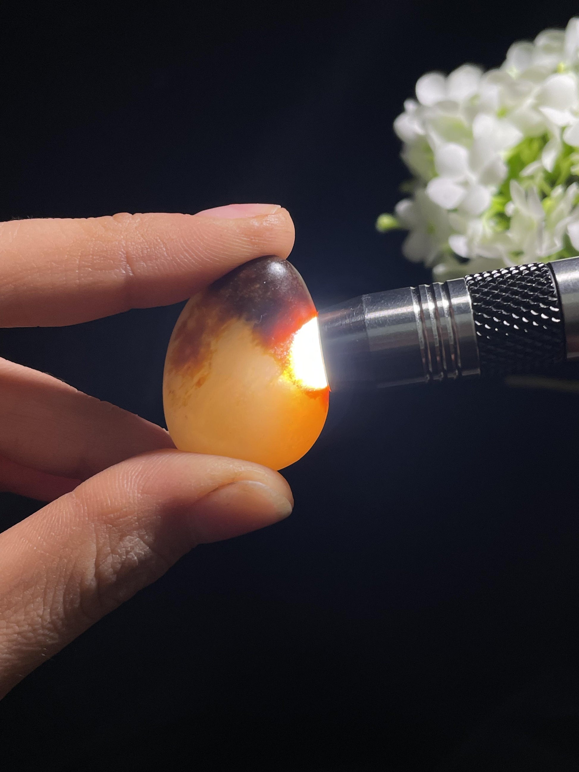 和田玉红皮白肉“出人头地”籽料原石（yc260843）