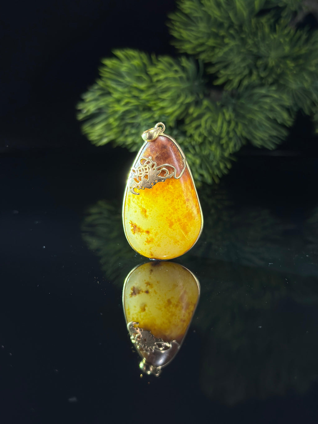 新疆和田玉珍品18K金镶红皮白肉籽料挂件（yc696733）