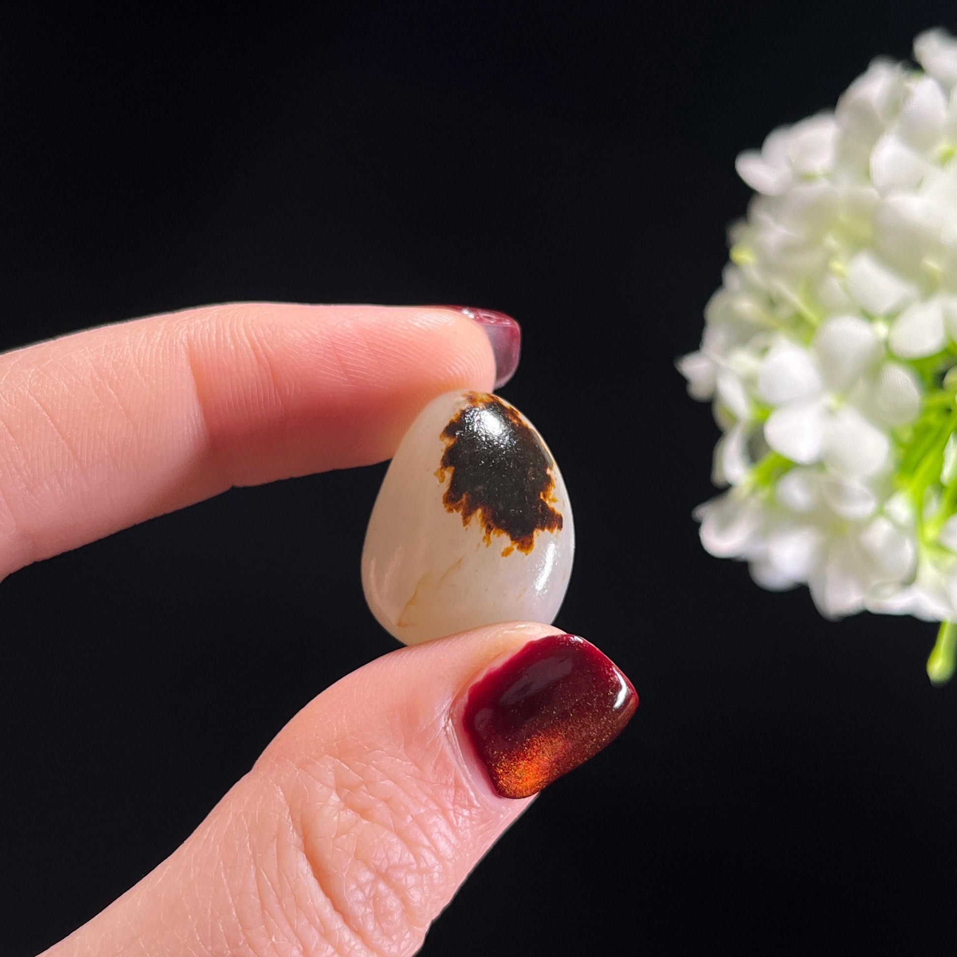 和田玉白玉“墨痕点雪”聚黑皮籽料挂件（yc336350）