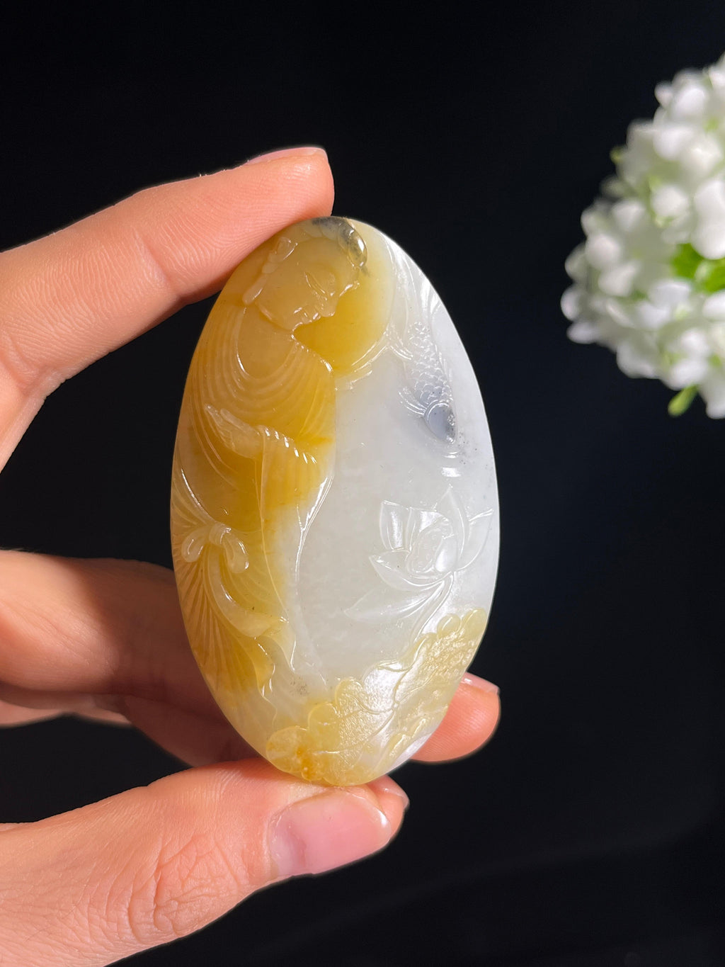 新疆天然和田玉“荷间禅意”籽料青花黄沁皮观音挂件（yc282594）
