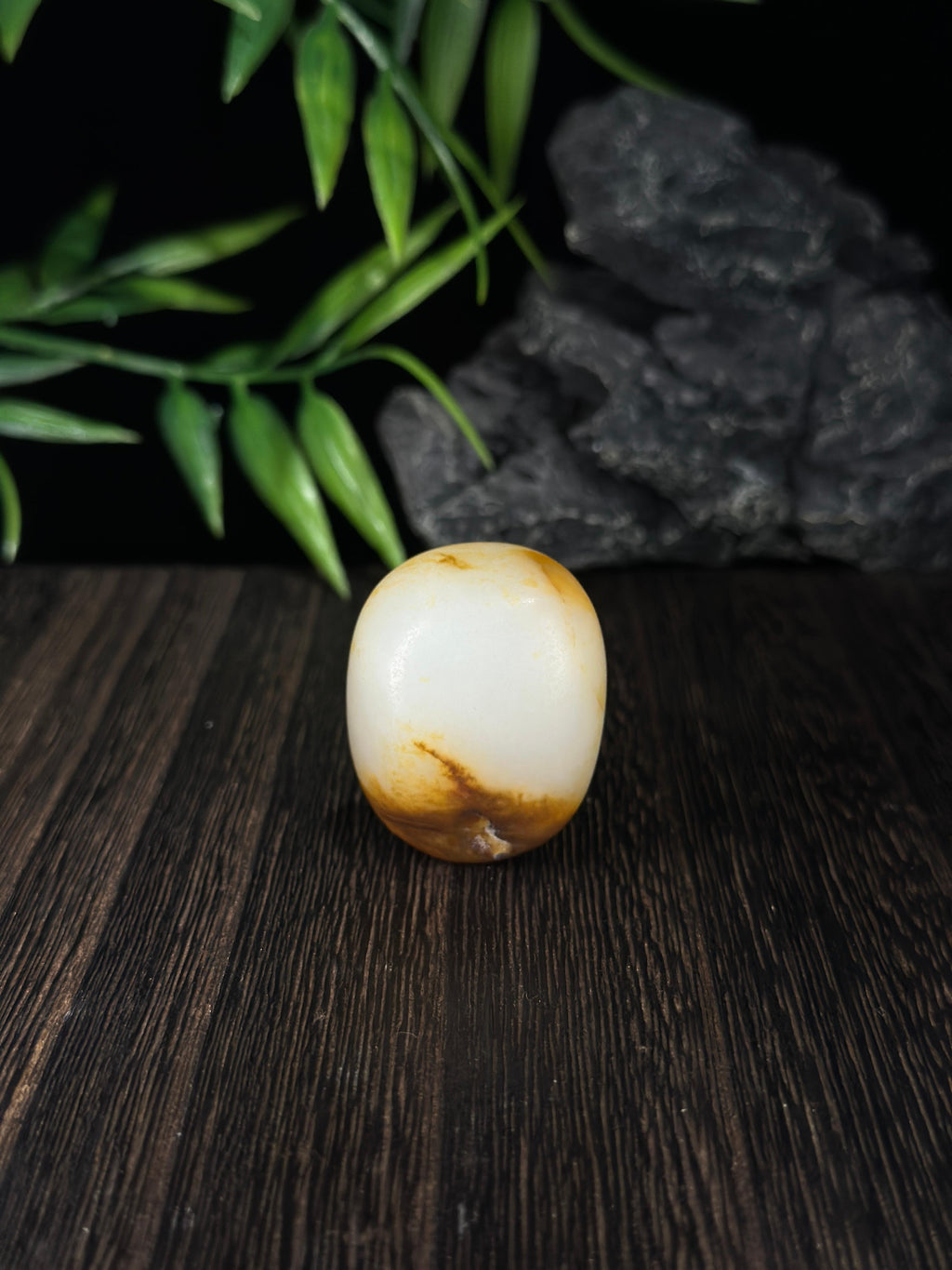 新疆和田玉珍品白玉聚黄皮籽料挂件（yc698541）
