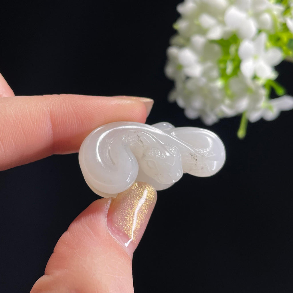 和田玉白玉“灵蛇聚财”籽料蛇雕刻挂件（yc314093）