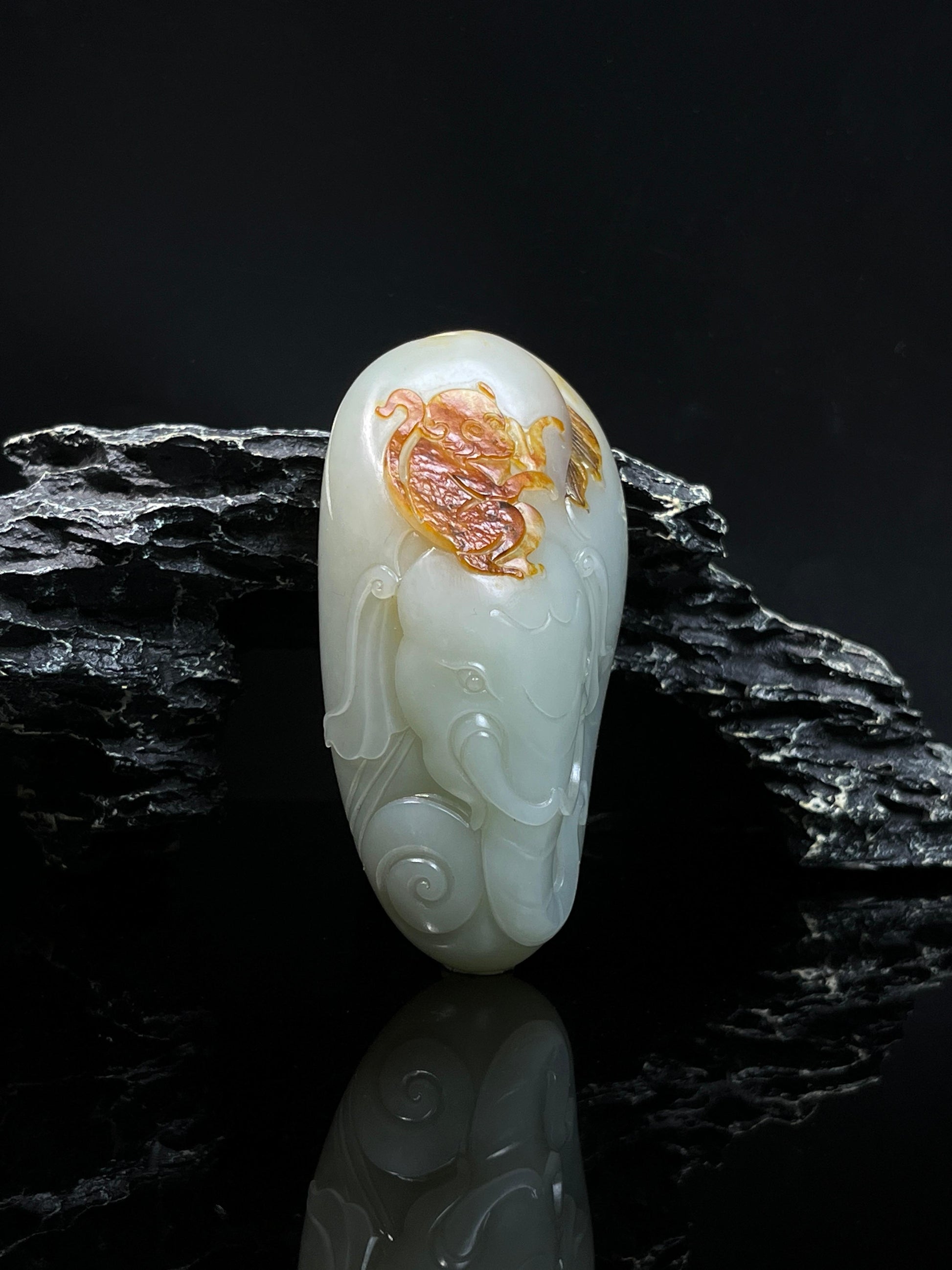 新疆和田玉籽料成品洒金皮手把件大象猴子雕刻件（yc239802）