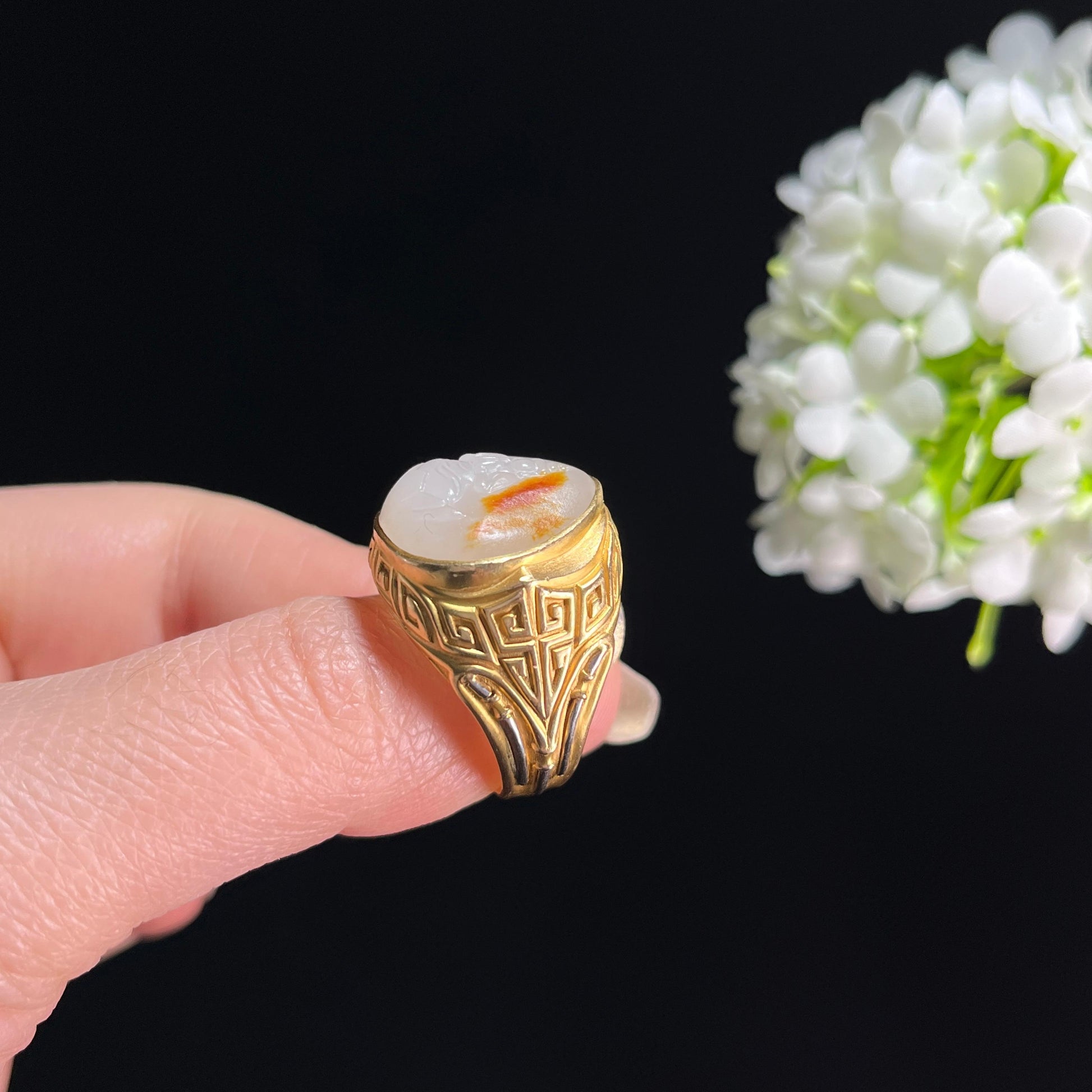 和田玉羊脂白玉聚红皮观音雕刻18K金镶籽料戒指（yc331335）