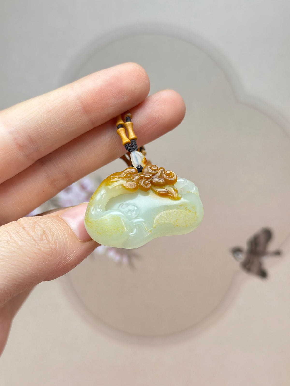 精品新疆和田玉聚红皮白玉籽料鹅如意挂件（yc765858）
