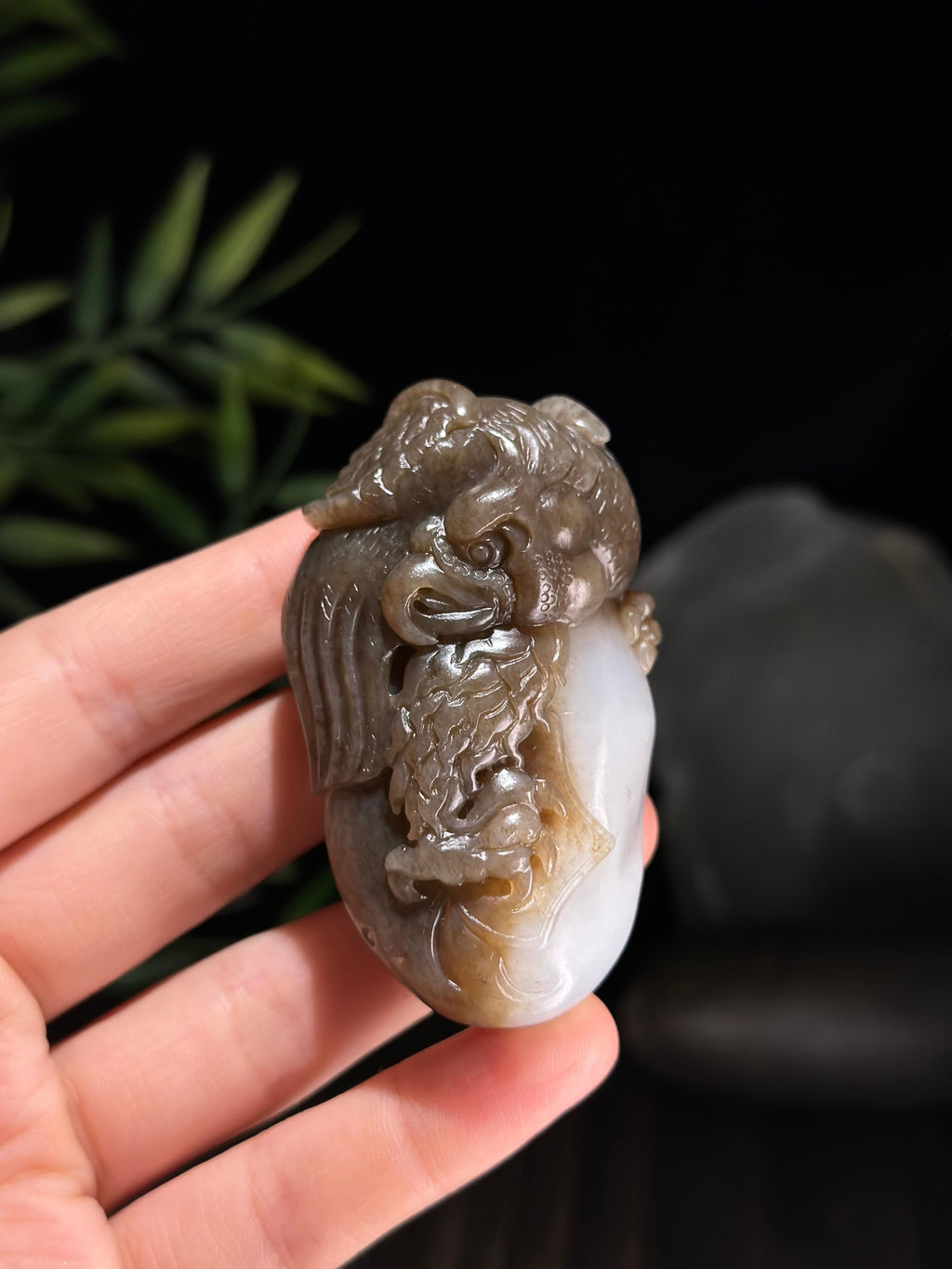 和田玉糖白英雄得财俏色雕手把件（yc713986）