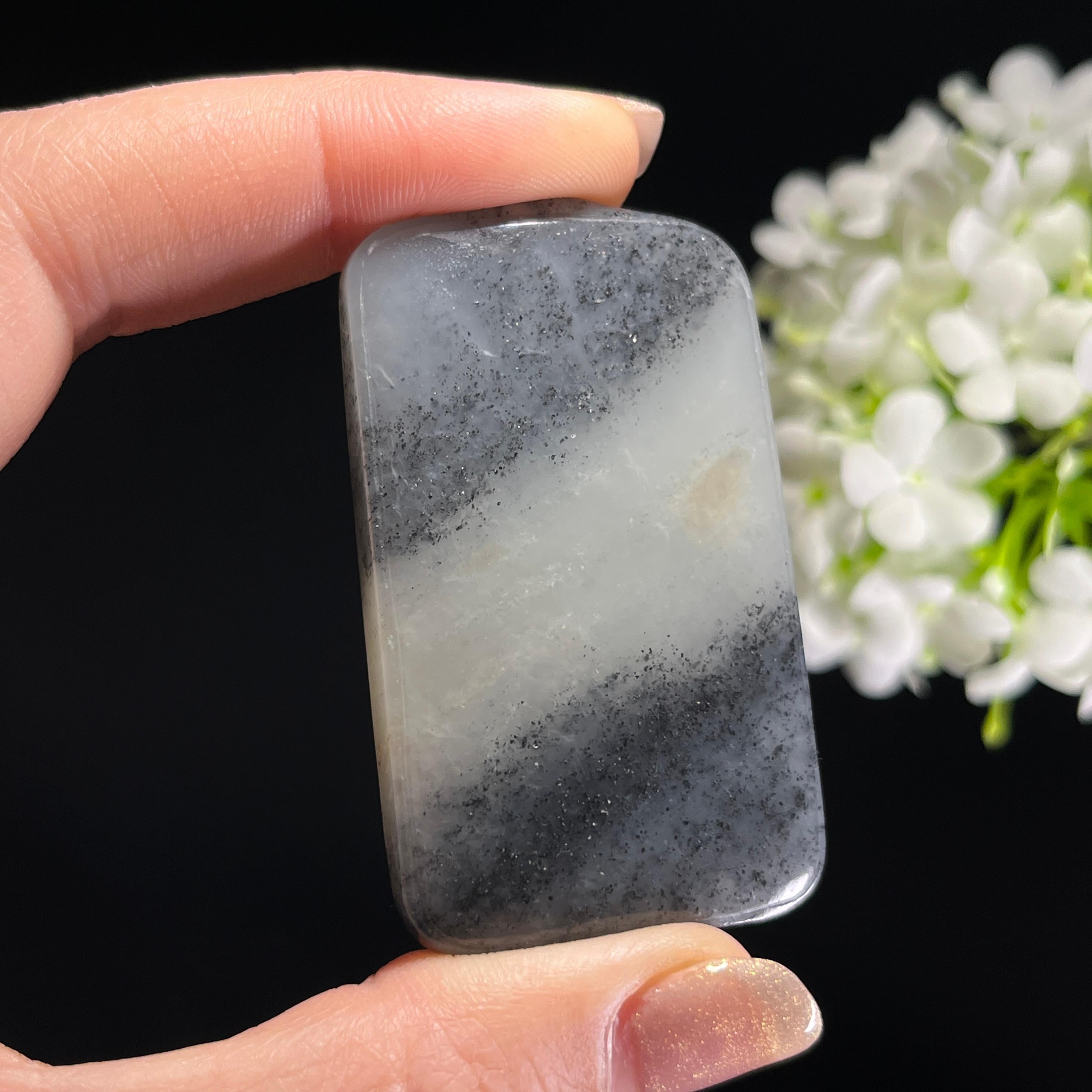 新疆天然和田玉“墨痕溪玉”青花籽料无事牌（yc306911） – 添福玉器