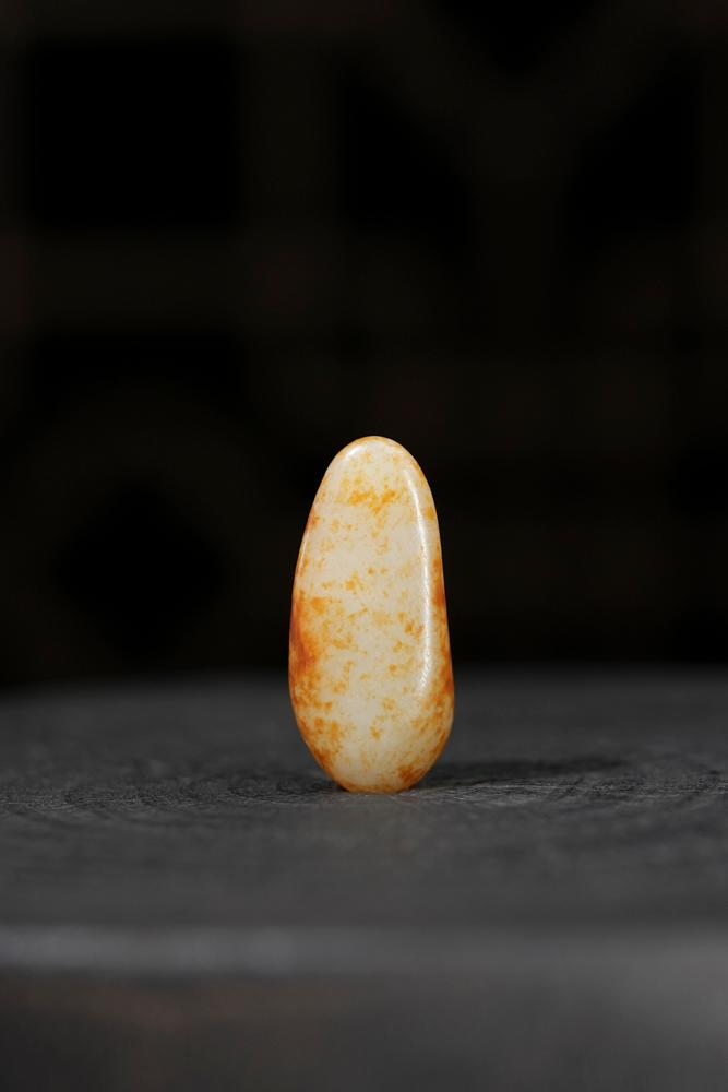 新疆和田玉洒金皮水滴形籽料原石挂件（yc233424）