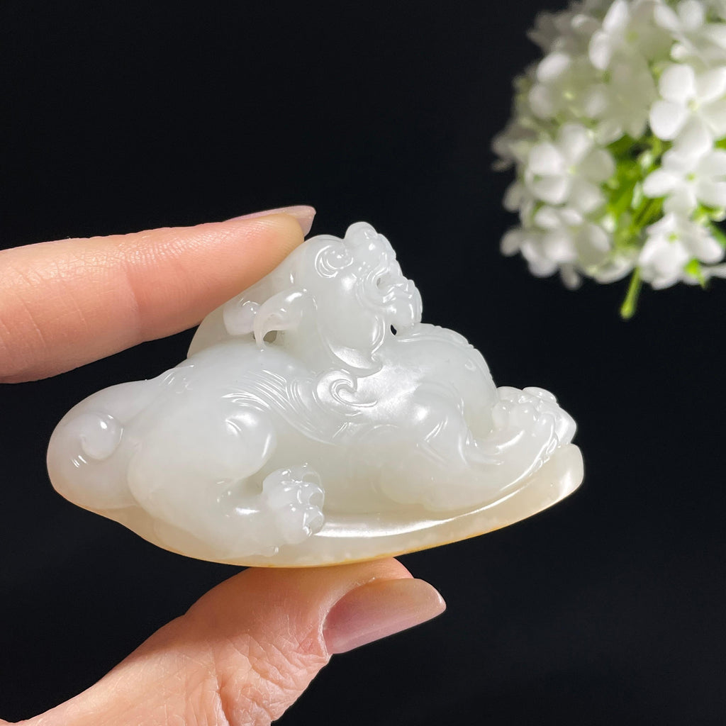 和田玉白玉洒金皮“金貅送财”籽料貔貅雕刻（yc355887）