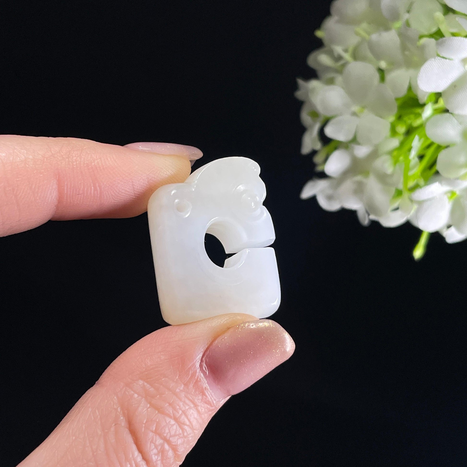 新疆天然和田玉糖白玉玉猪龙雕刻挂件（yc342026）