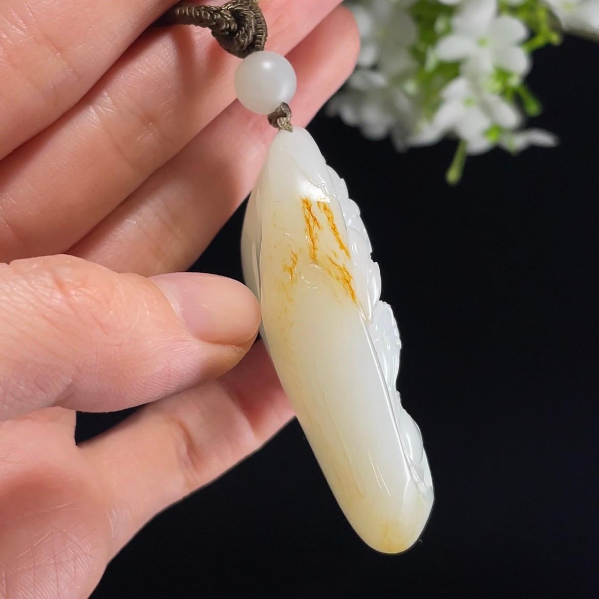 和田玉白玉洒金皮“玉影莲华”籽料观音雕刻（yc355966）