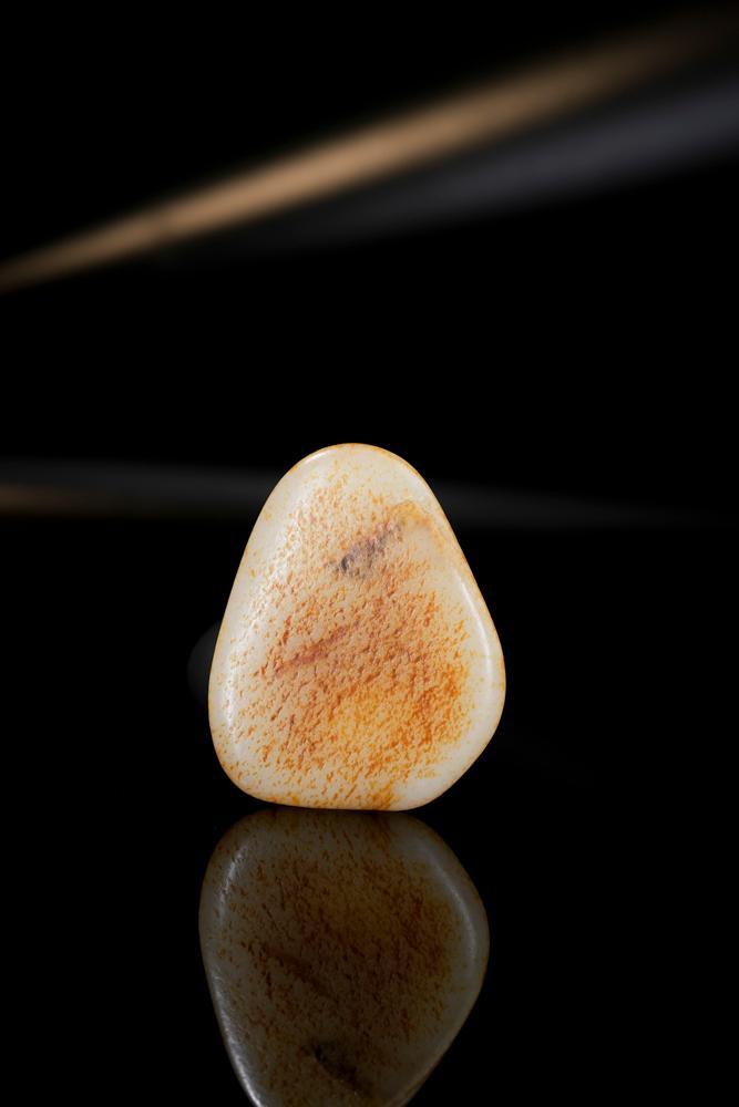 新疆和田玉洒红皮暖白种籽料原石（yc234039）