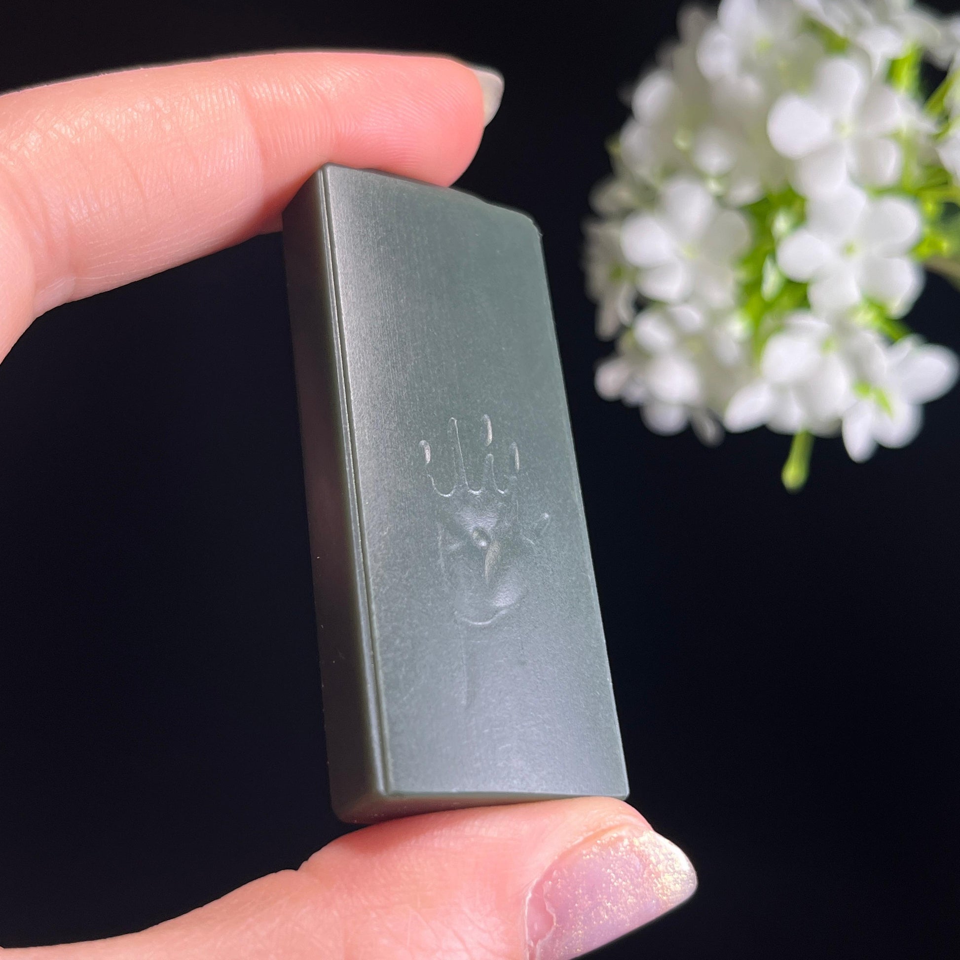 新疆天然和田玉“玄掌守安”青玉平安无事牌（yc330240）