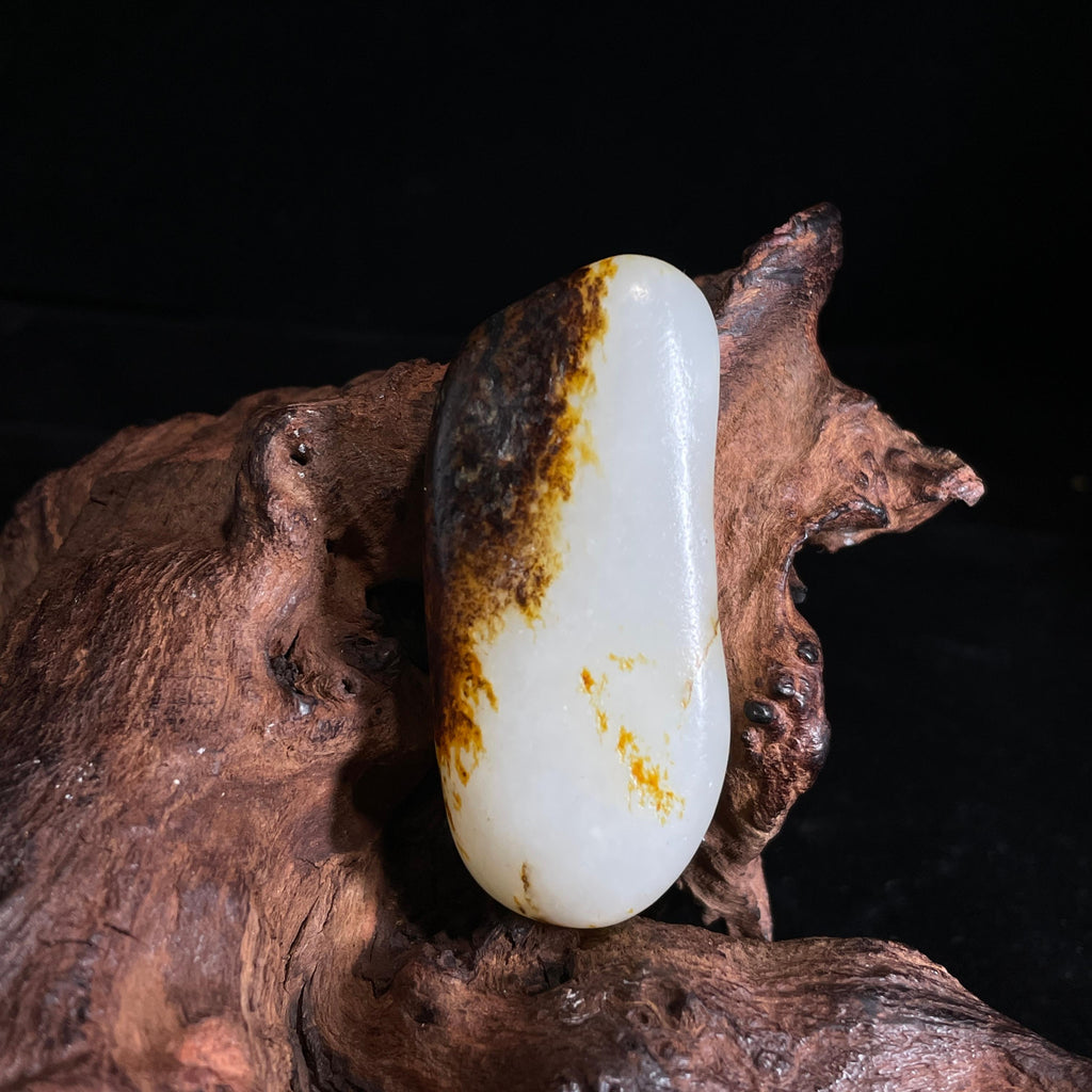 新疆和田玉“一川墨色”白玉聚黑皮籽料（yc440481）