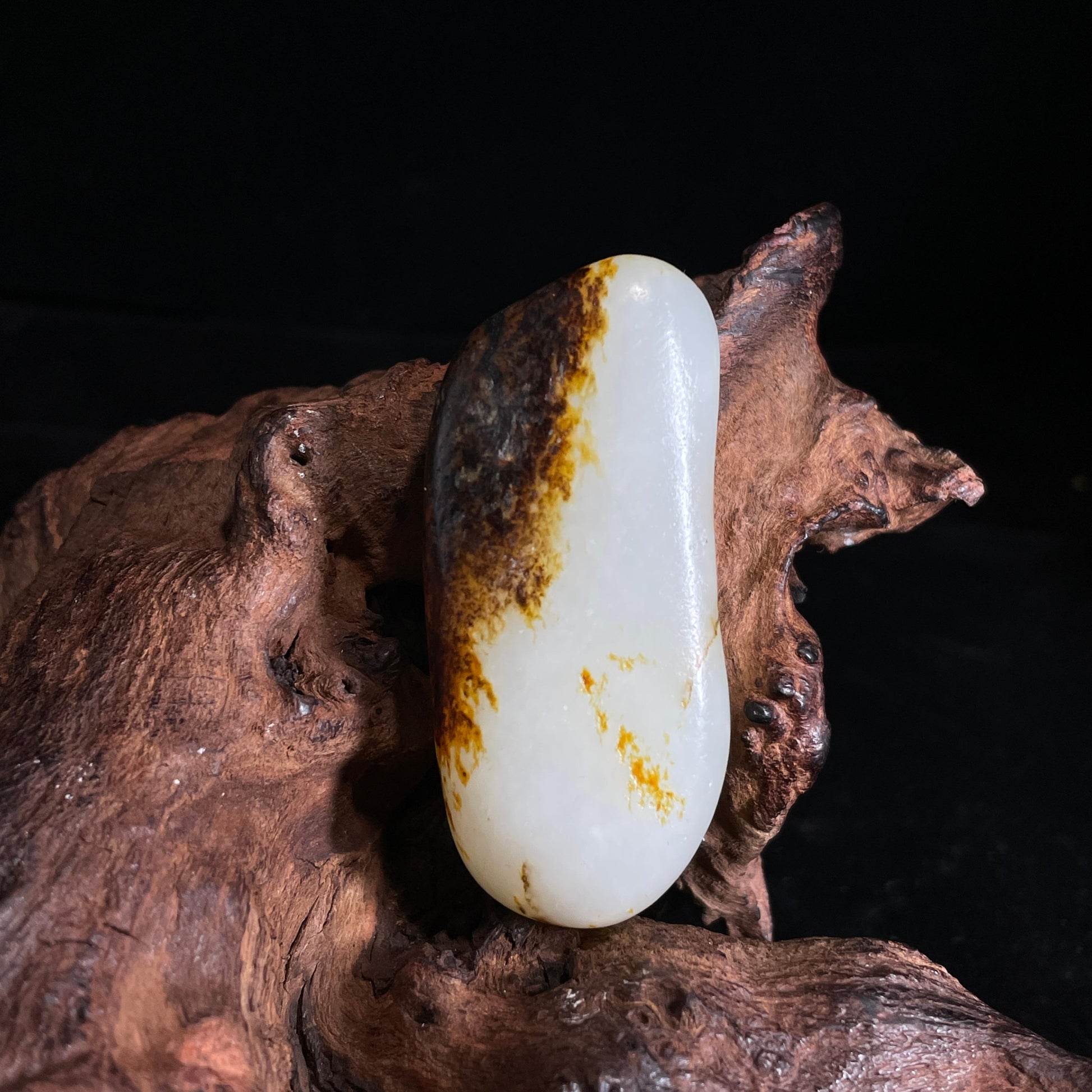 新疆和田玉“一川墨色”白玉聚黑皮籽料（yc440481）