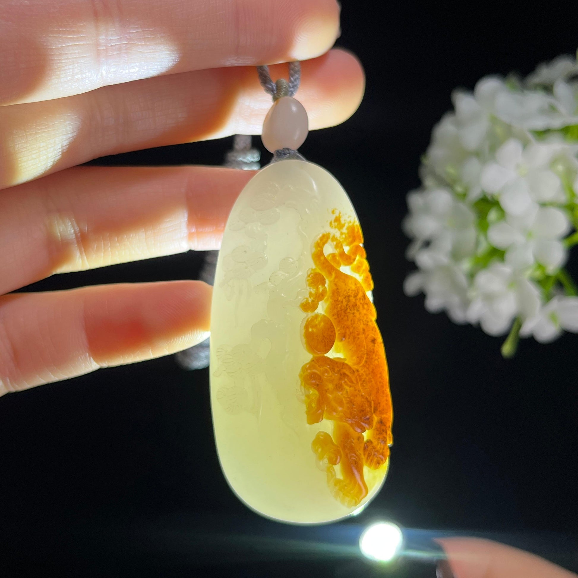 新疆天然和田玉白玉红皮籽料虎雕刻挂件（yc379475）