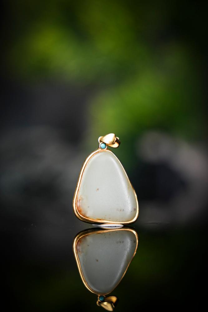 18K 金镶和田玉光白籽带洒金皮包金吊坠（yc212884）