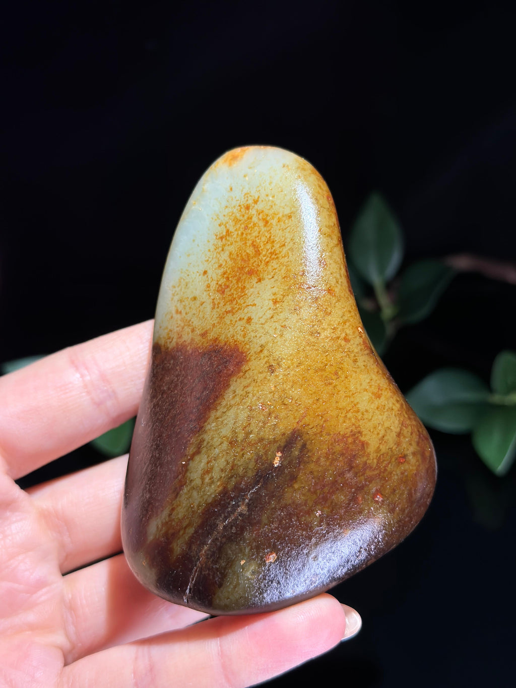 新疆和田玉青白玉黑红油皮籽料手把件（yc749371）