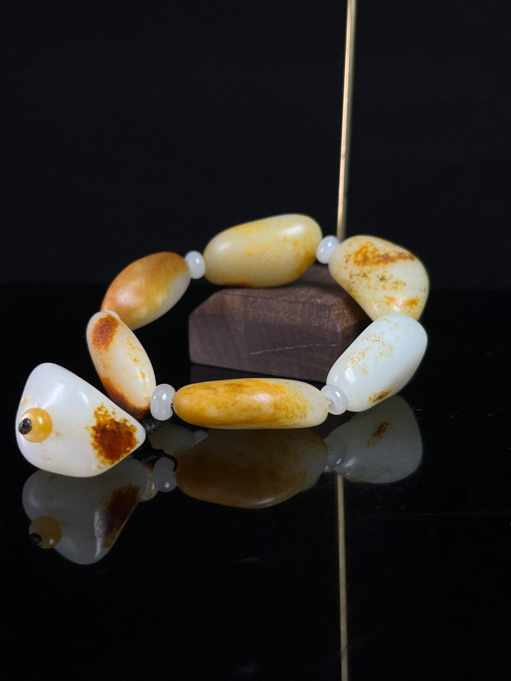 新疆和田玉洒金红皮白肉原籽无修籽料手串（yc233377）