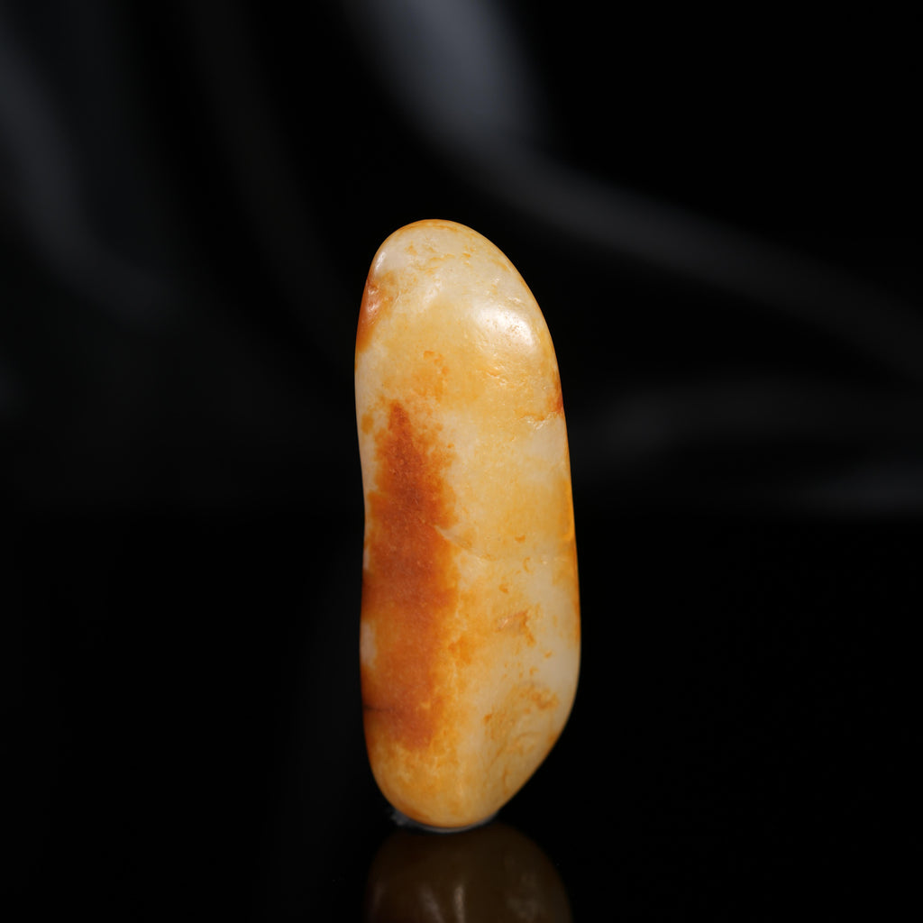 新疆和田玉“长秋藏脂”白玉聚红皮籽料（yc450393）