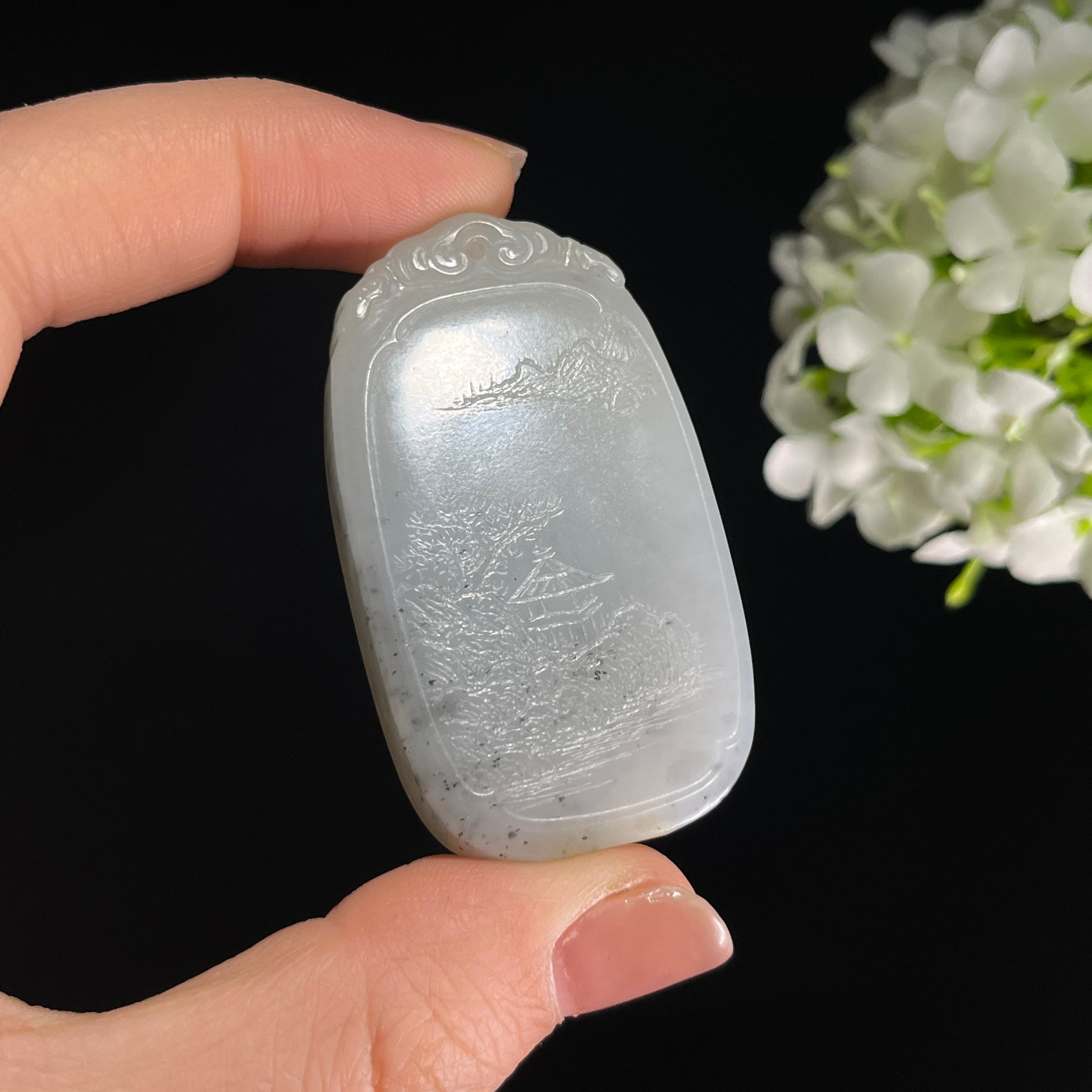 和田玉带墨青花“依山傍水”籽料雕刻挂件（yc284622）