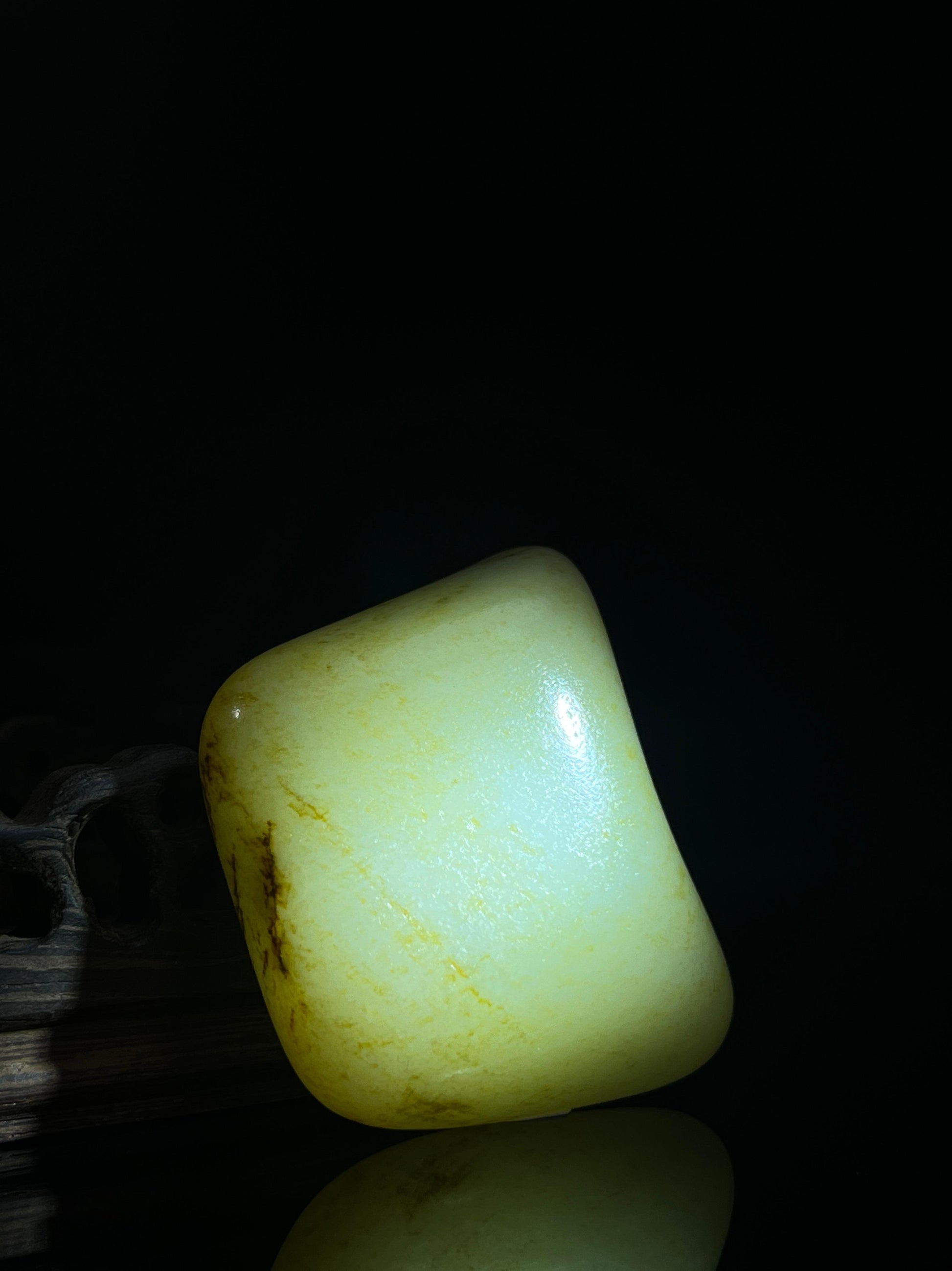 新疆和田玉籽料原石洒金皮元宝状小摆件（yc236641）