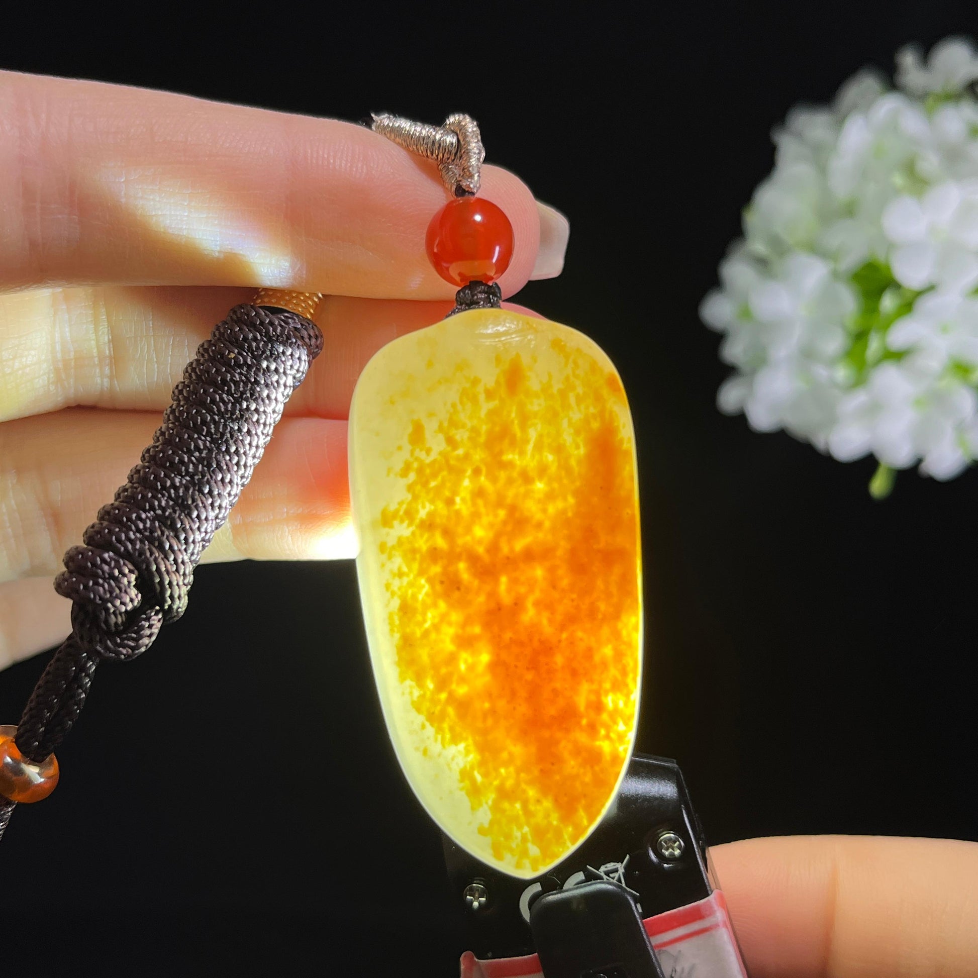 和田玉白玉聚红皮籽料随形挂件（yc372567）