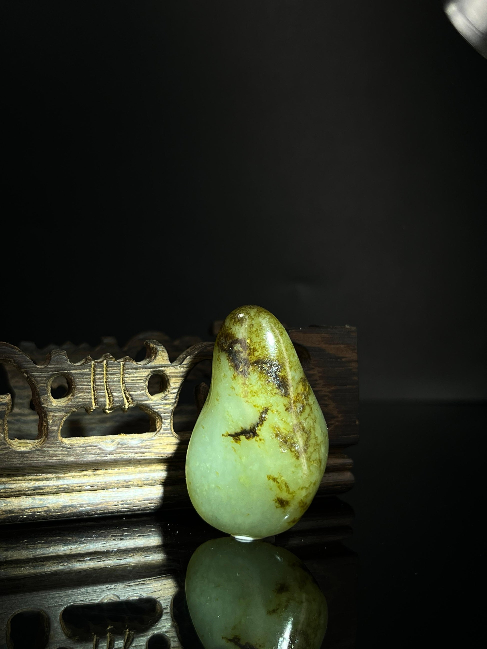 新疆和田青玉带秋梨皮籽料原石挂件（yc240478）