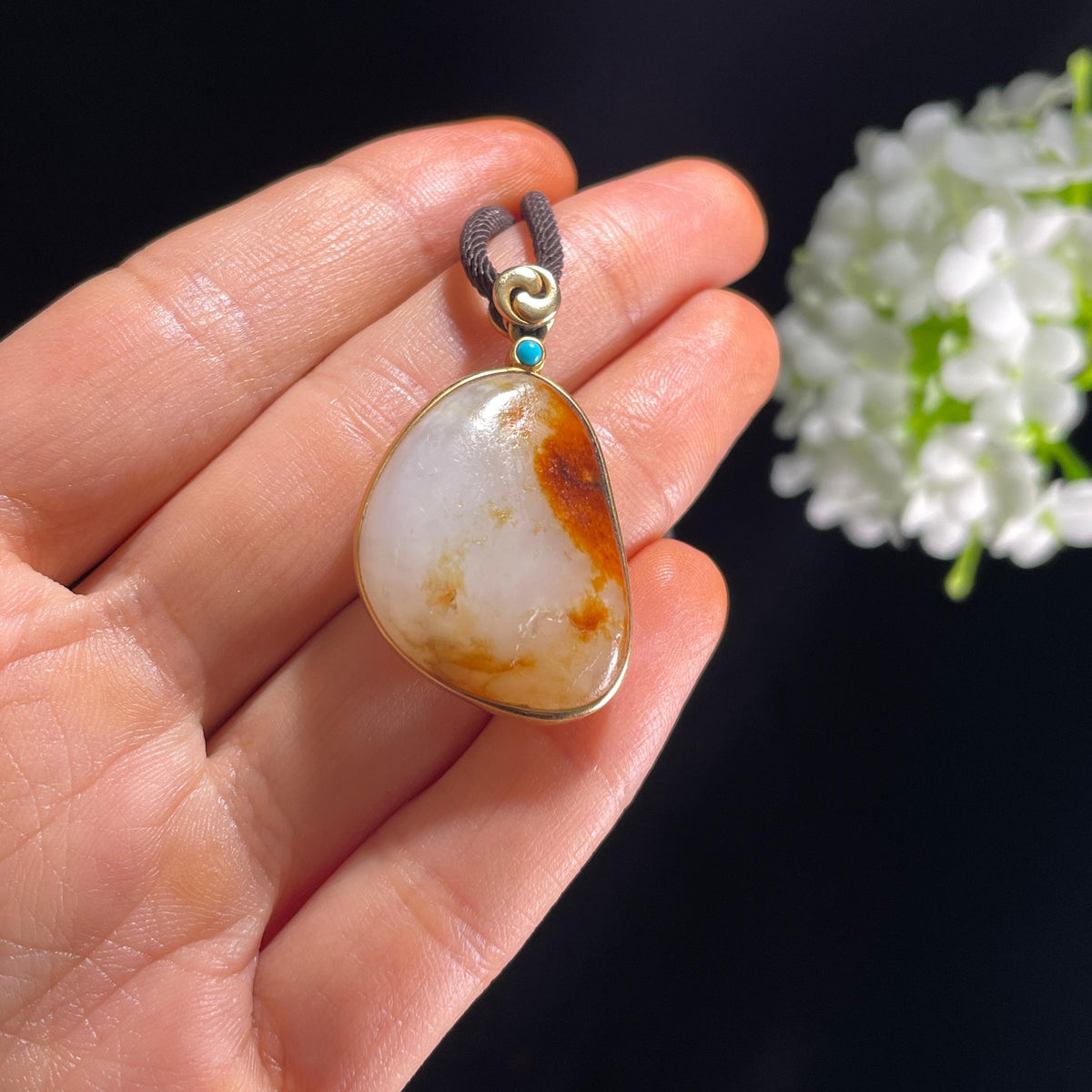 2026.4.9广告流，和田玉18K金镶红皮白肉籽料挂件（yc383977）