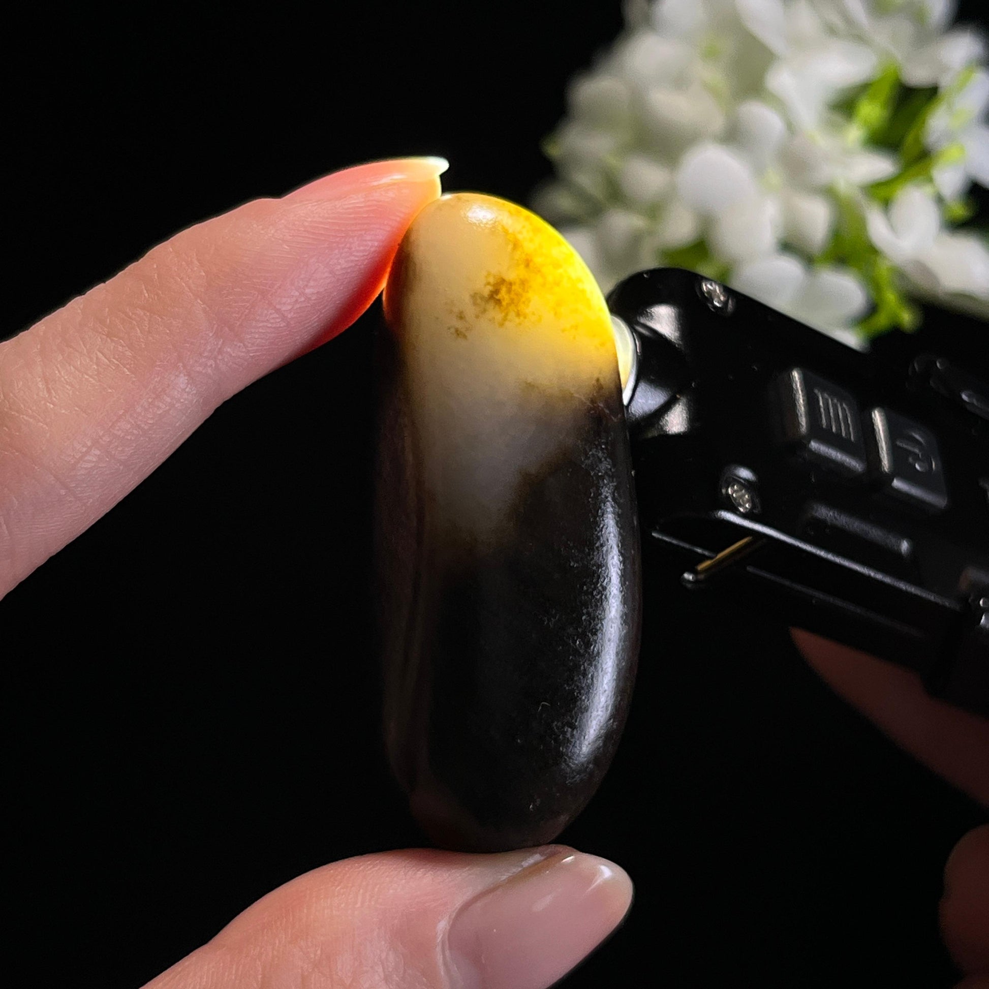 新疆天然和田玉“墨雪凝瑞”聚黑皮籽料（yc339034）