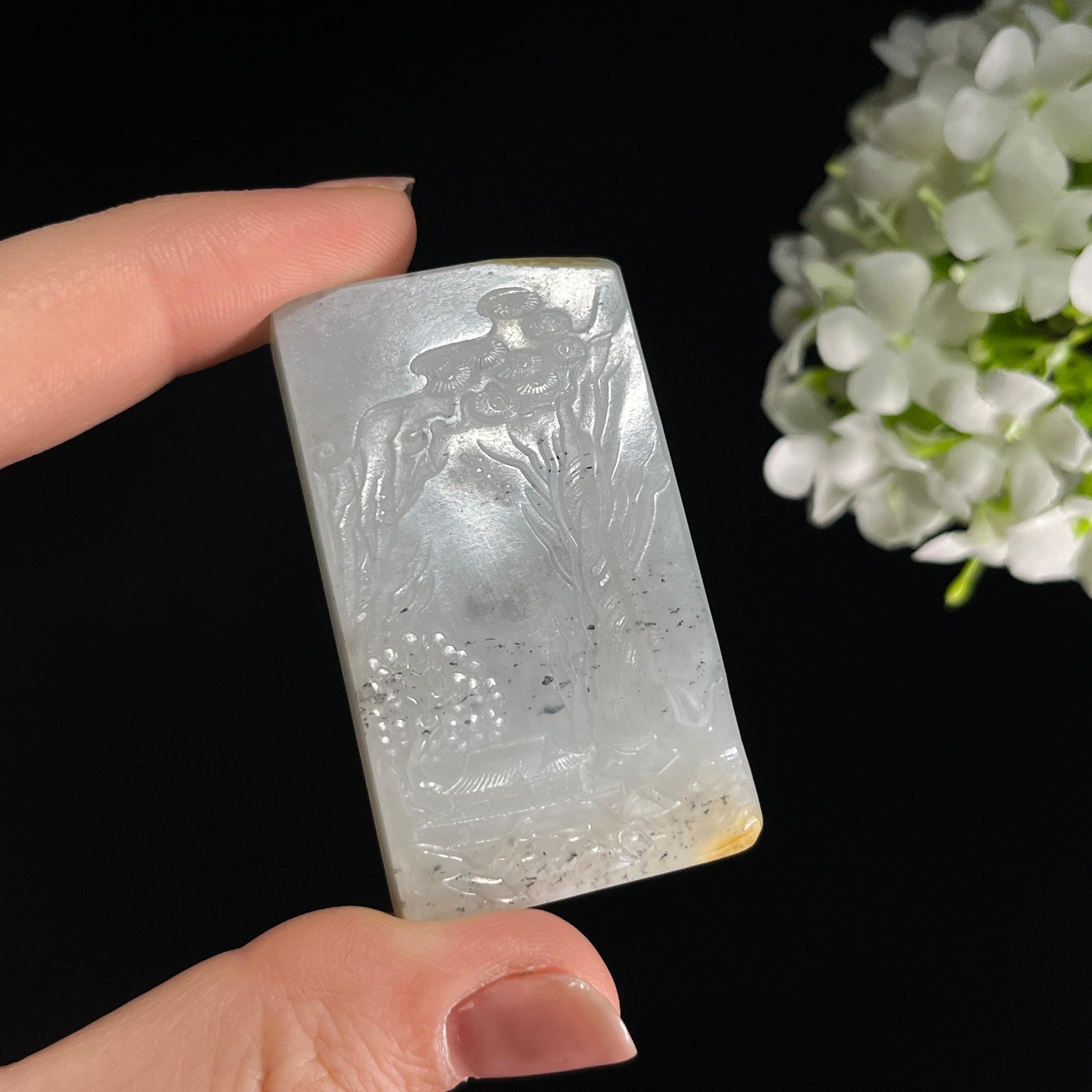 和田玉带墨青花“云深楼阁”籽料雕刻挂件（yc284635）