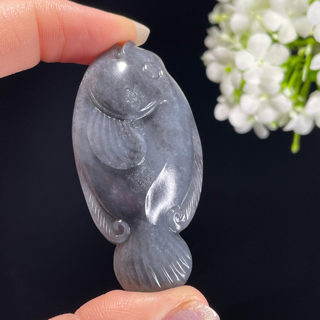 和田玉青花籽料“富贵有余”鱼雕刻挂件（yc325641）