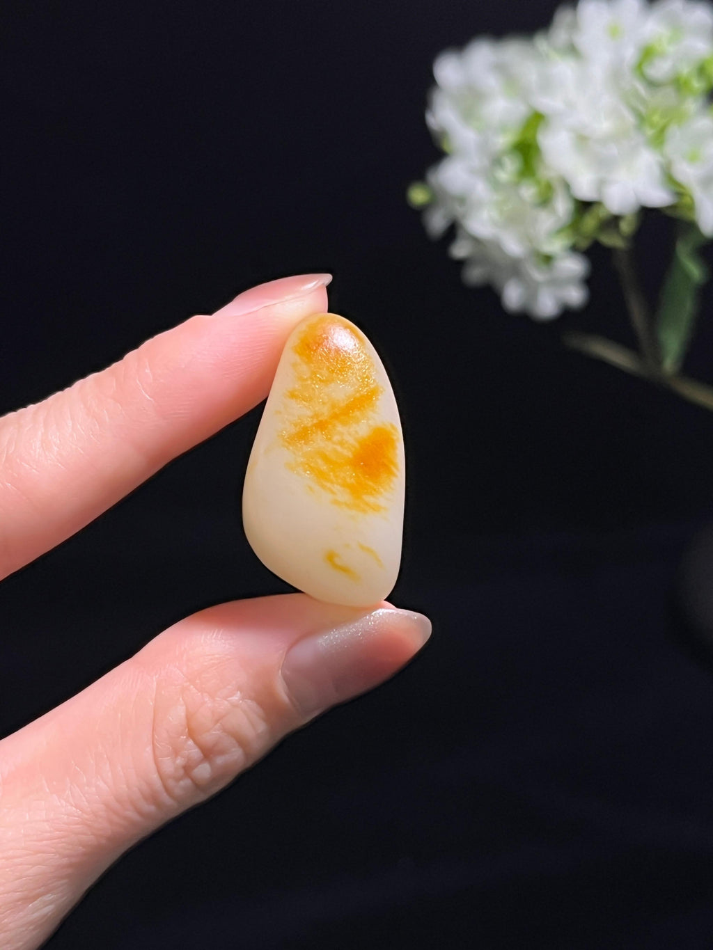 新疆和田玉意境鸡油黄皮籽料原石（yc250781）