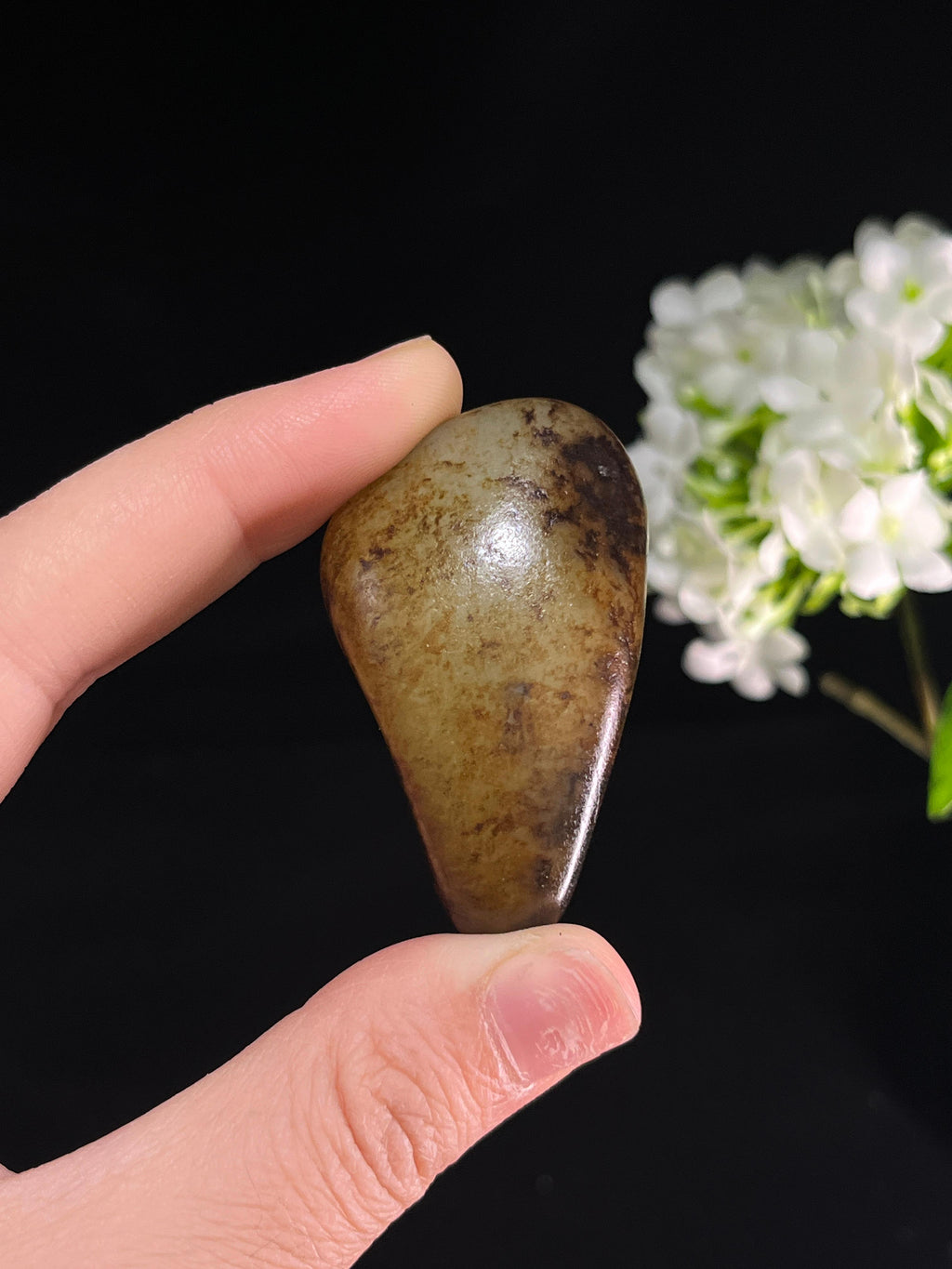 新疆和田玉秋梨皮聚黑皮籽料原石（yc251461）