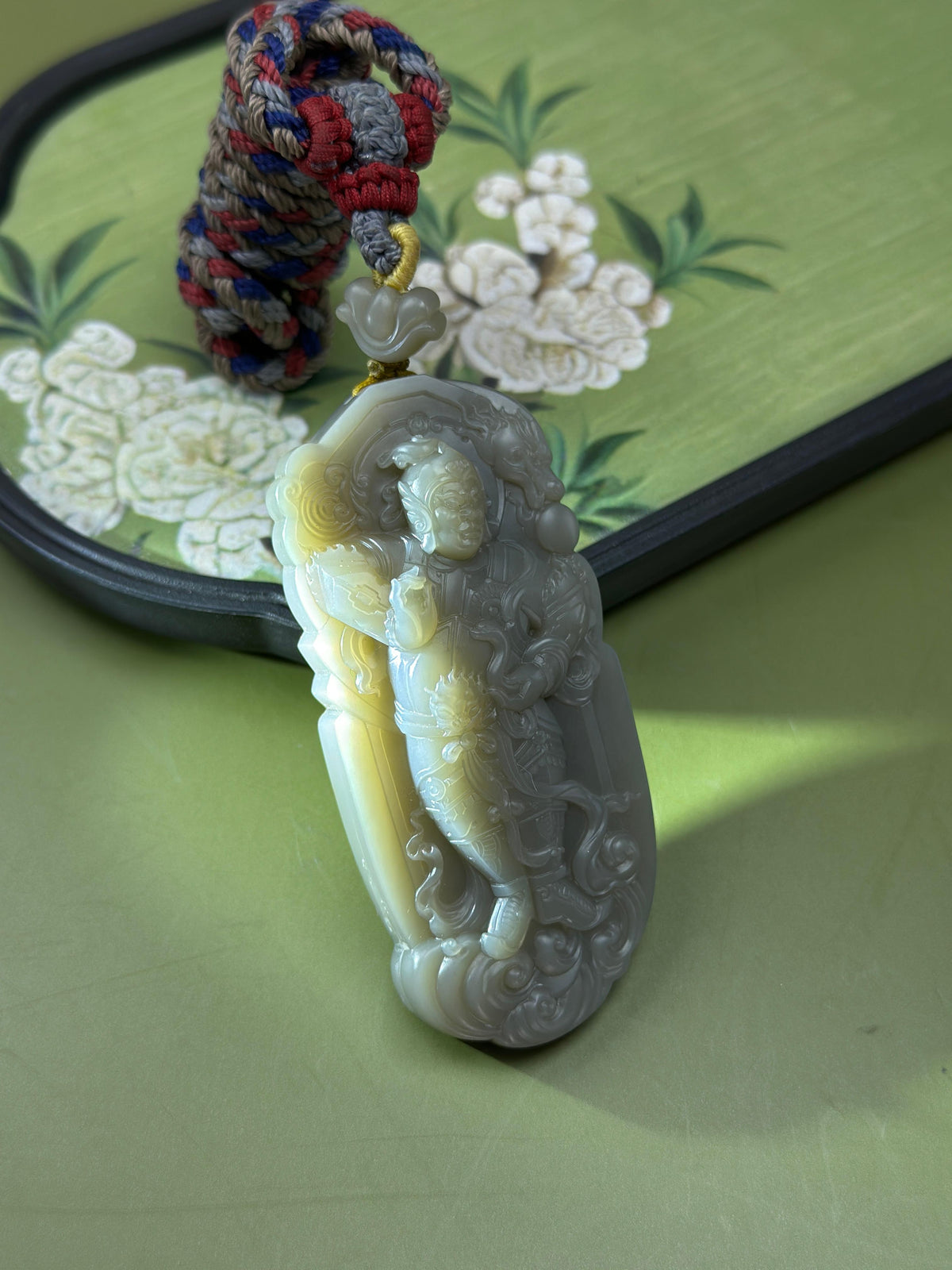 臻品新疆和田玉卡其沙枣青籽料韦驮菩萨挂件（yc765335）