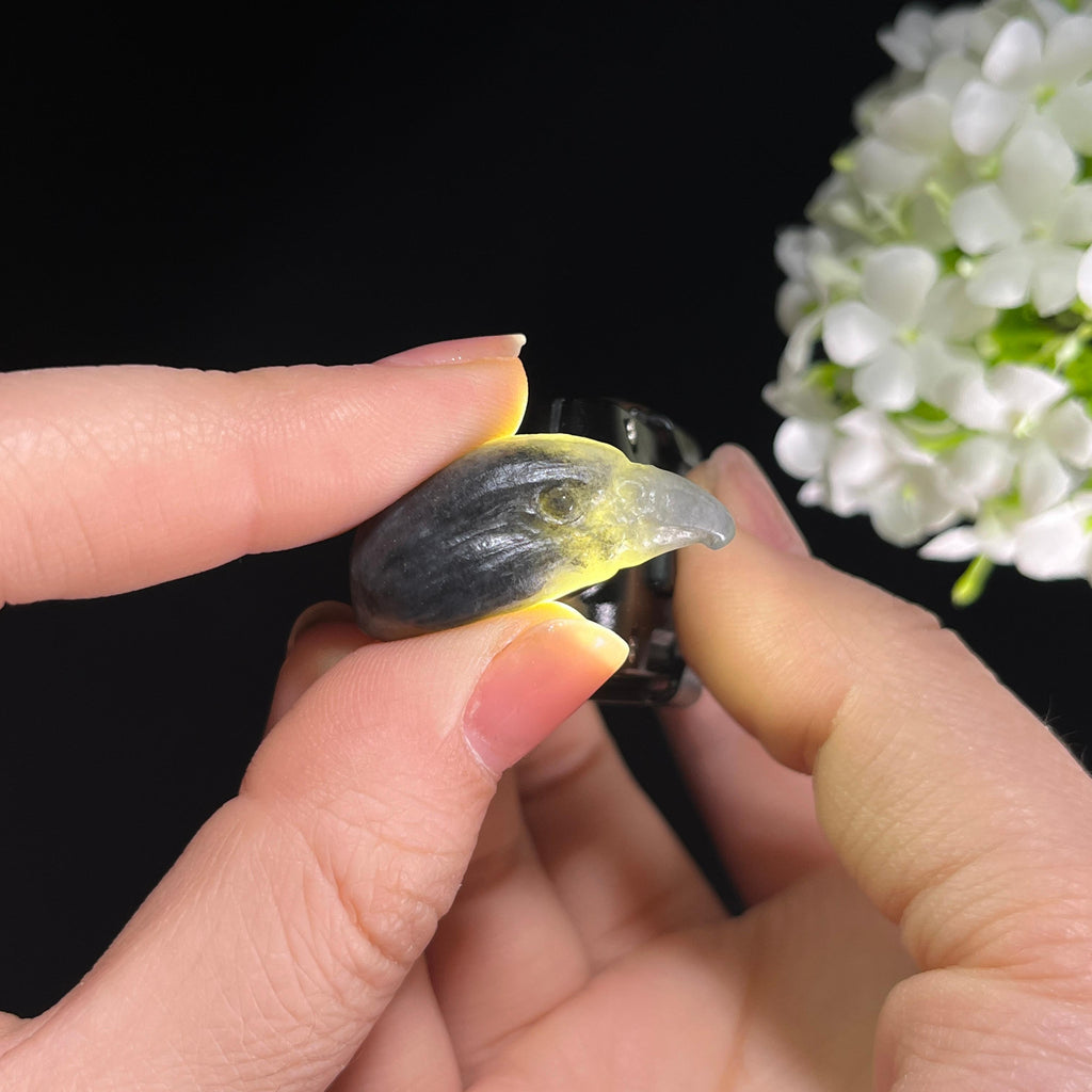 和田玉带墨青花料“鹰瞵鹗视”籽料雕刻挂件（yc284648）