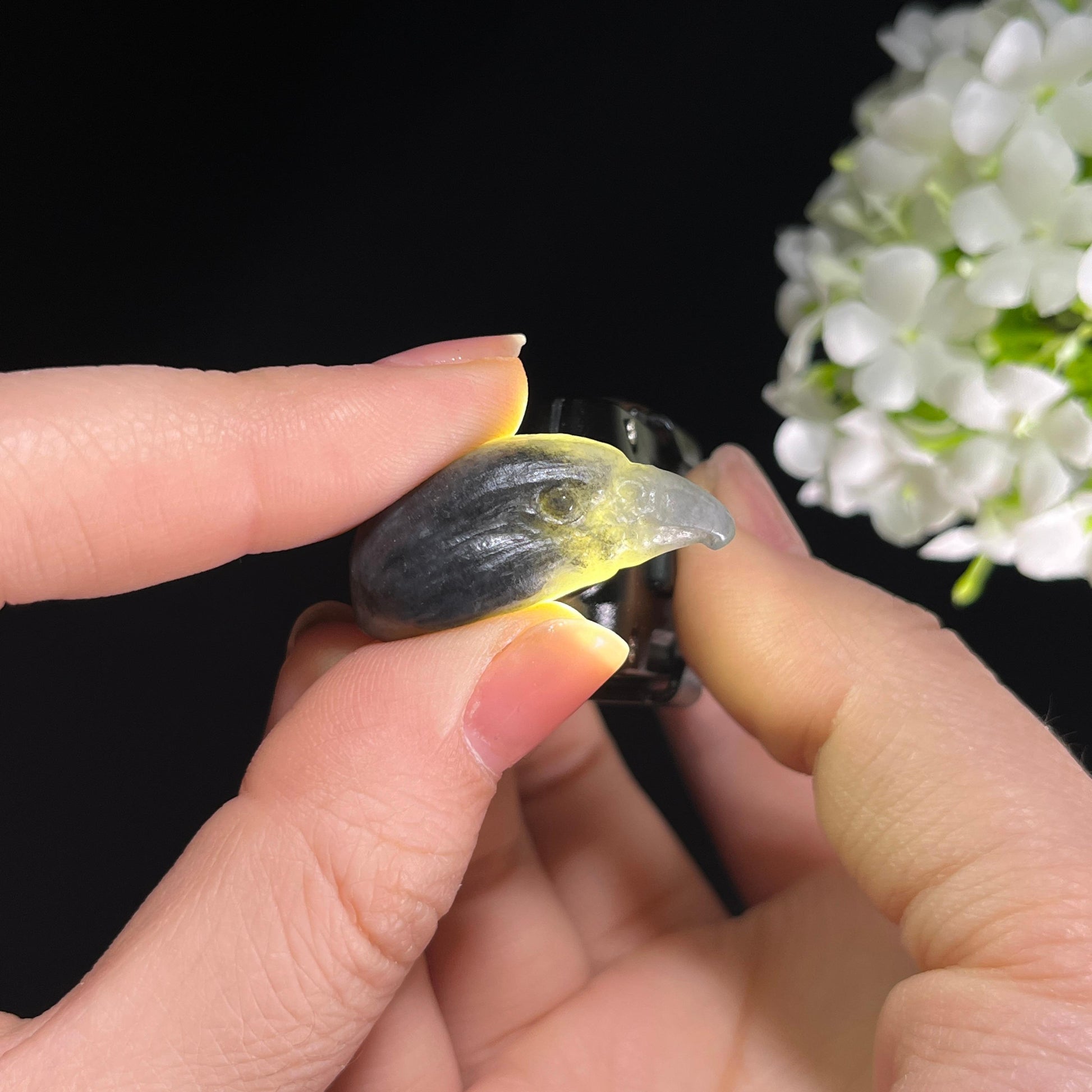 和田玉带墨青花料“鹰瞵鹗视”籽料雕刻挂件（yc284648）